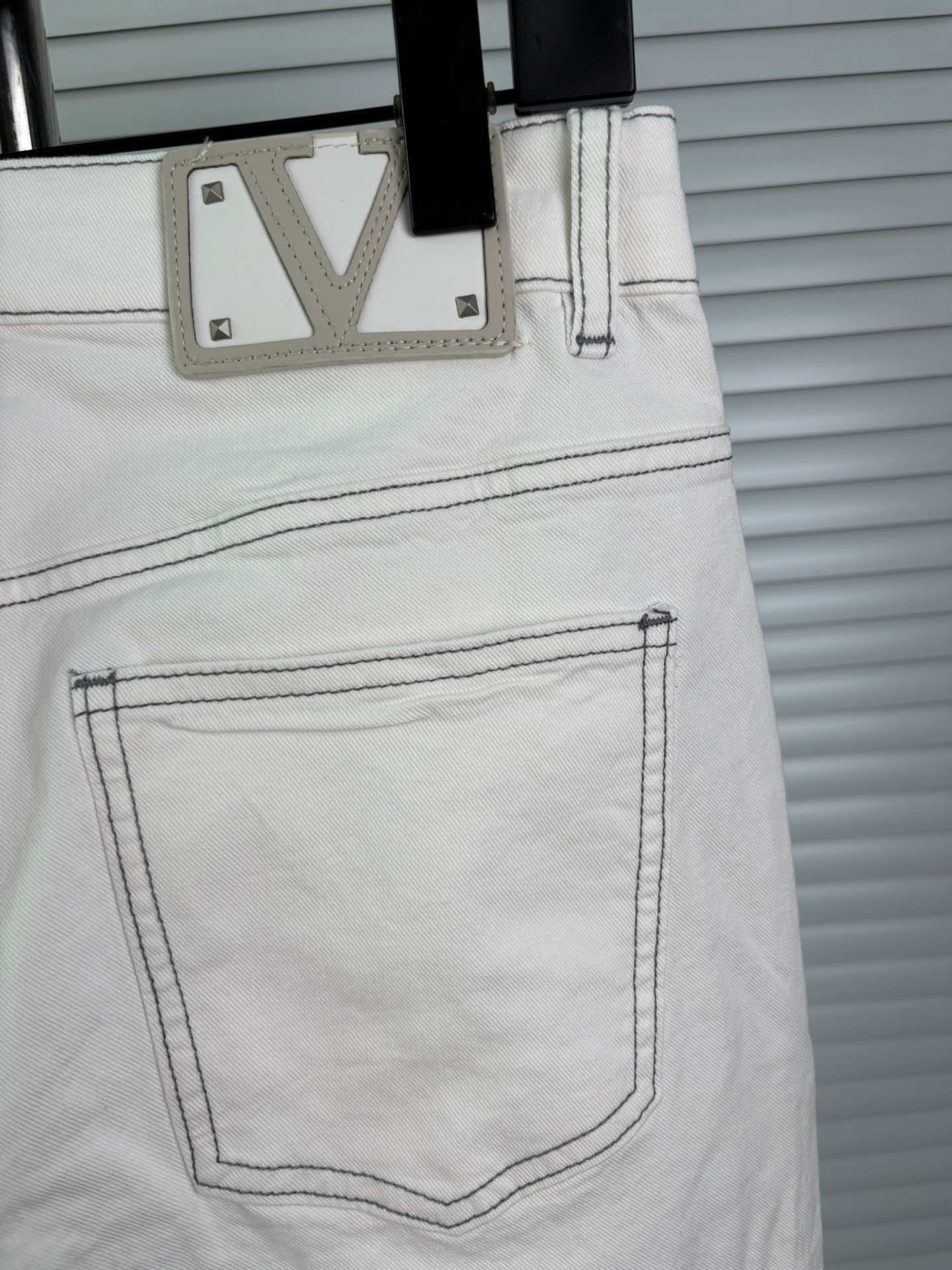 超级有范儿的一款牛仔裤，定制原版水洗牛仔面料，独特设计，顶级刺绣工艺字母图案logo，原版五金辅料装饰，