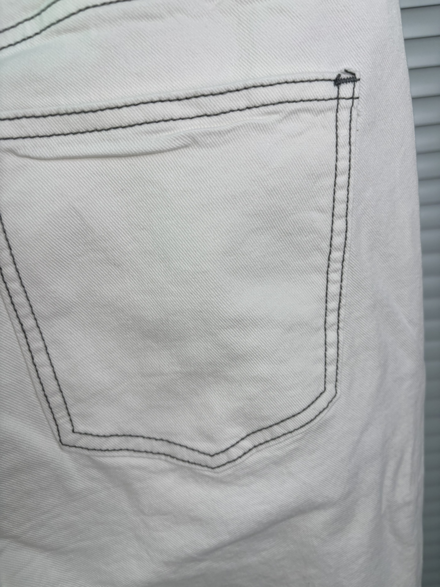 超级有范儿的一款牛仔裤，定制原版水洗牛仔面料，独特设计，顶级刺绣工艺字母图案logo，原版五金辅料装饰，