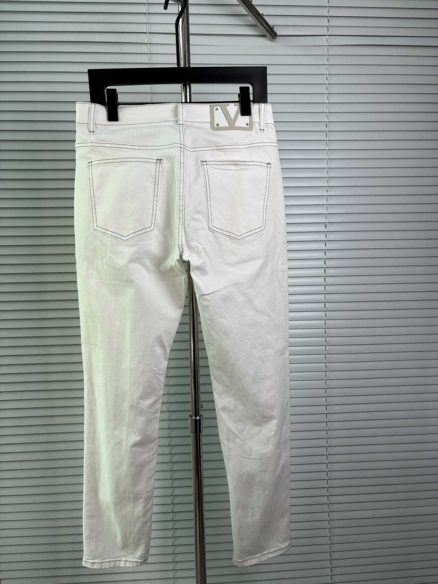 超级有范儿的一款牛仔裤，定制原版水洗牛仔面料，独特设计，顶级刺绣工艺字母图案logo，原版五金辅料装饰，