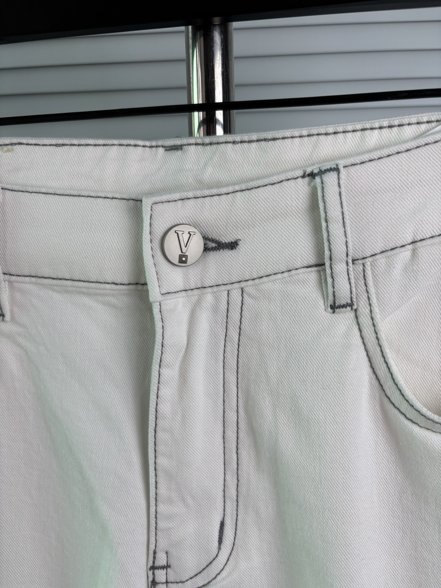 超级有范儿的一款牛仔裤，定制原版水洗牛仔面料，独特设计，顶级刺绣工艺字母图案logo，原版五金辅料装饰，