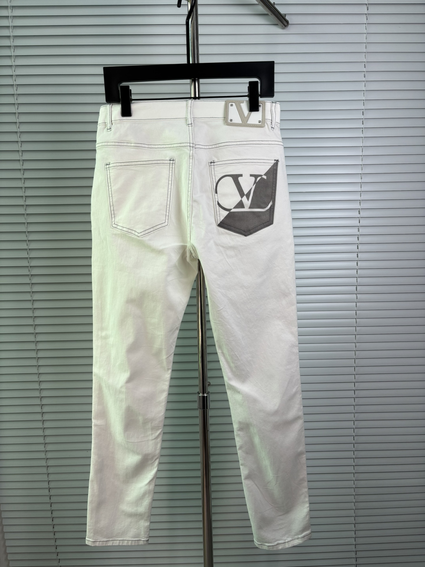 超级有范儿的一款牛仔裤，定制原版水洗牛仔面料，独特设计，顶级刺绣工艺字母图案logo，原版五金辅料装饰，