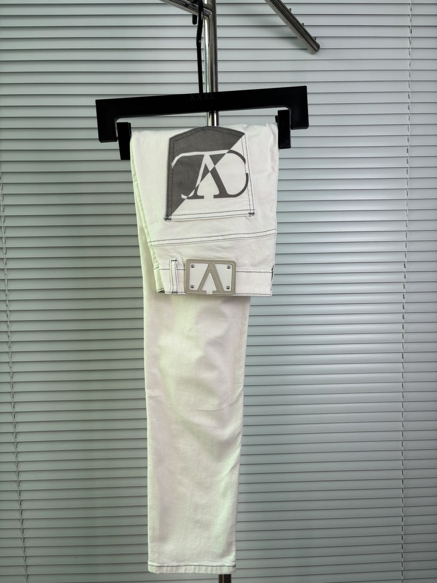 超级有范儿的一款牛仔裤，定制原版水洗牛仔面料，独特设计，顶级刺绣工艺字母图案logo，原版五金辅料装饰，