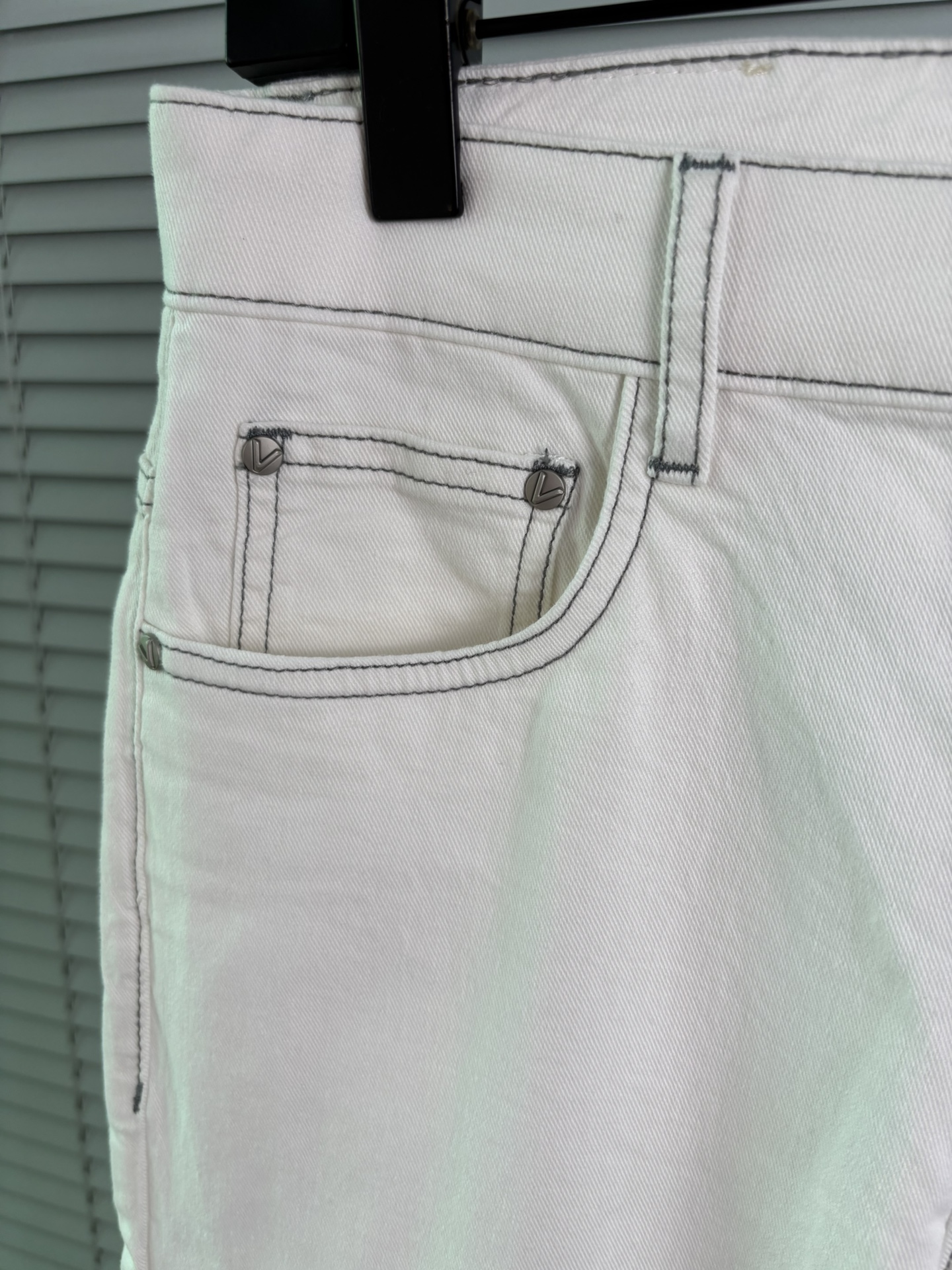 超级有范儿的一款牛仔裤，定制原版水洗牛仔面料，独特设计，顶级刺绣工艺字母图案logo，原版五金辅料装饰，