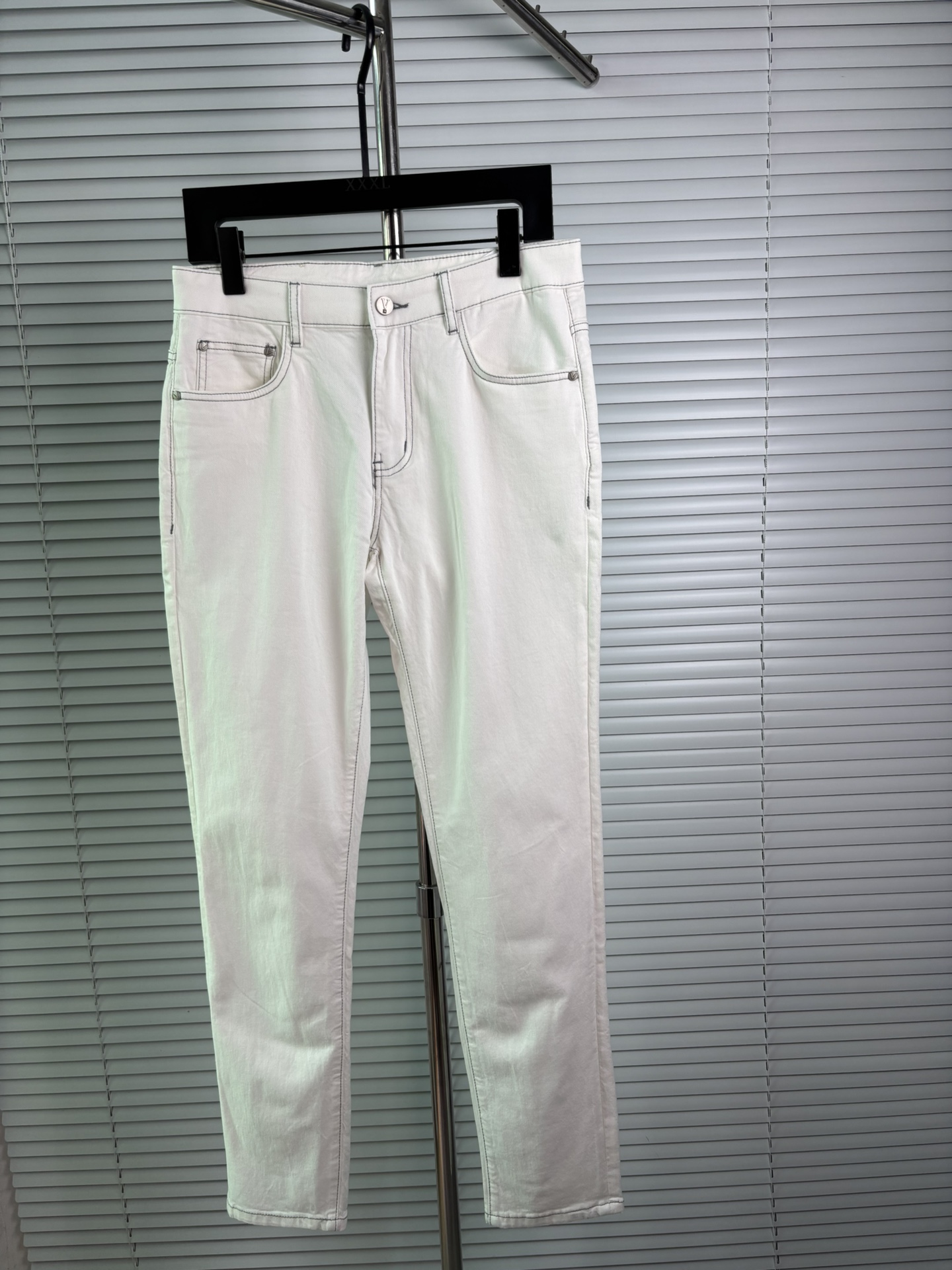 超级有范儿的一款牛仔裤，定制原版水洗牛仔面料，独特设计，顶级刺绣工艺字母图案logo，原版五金辅料装饰，