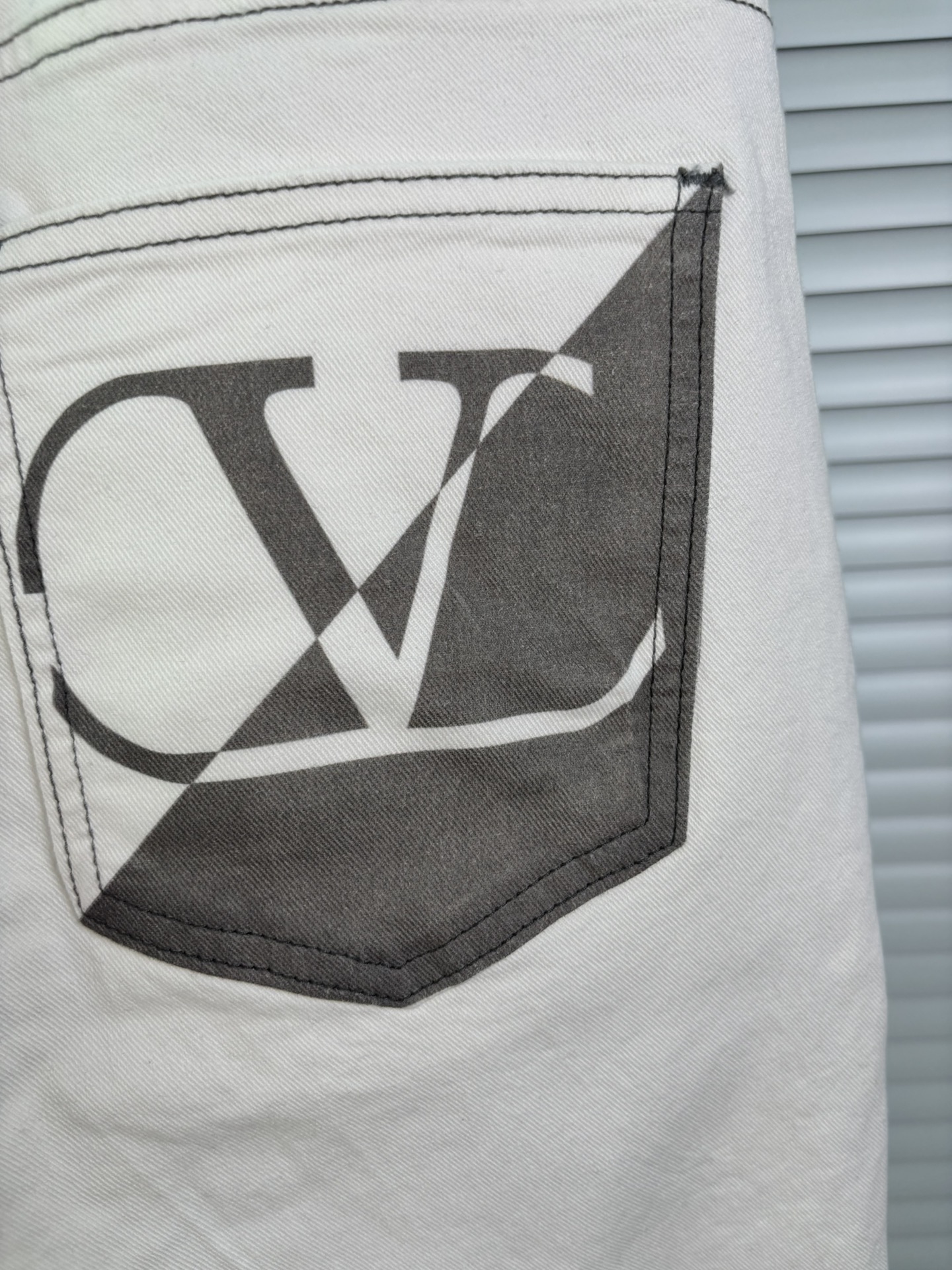 超级有范儿的一款牛仔裤，定制原版水洗牛仔面料，独特设计，顶级刺绣工艺字母图案logo，原版五金辅料装饰，