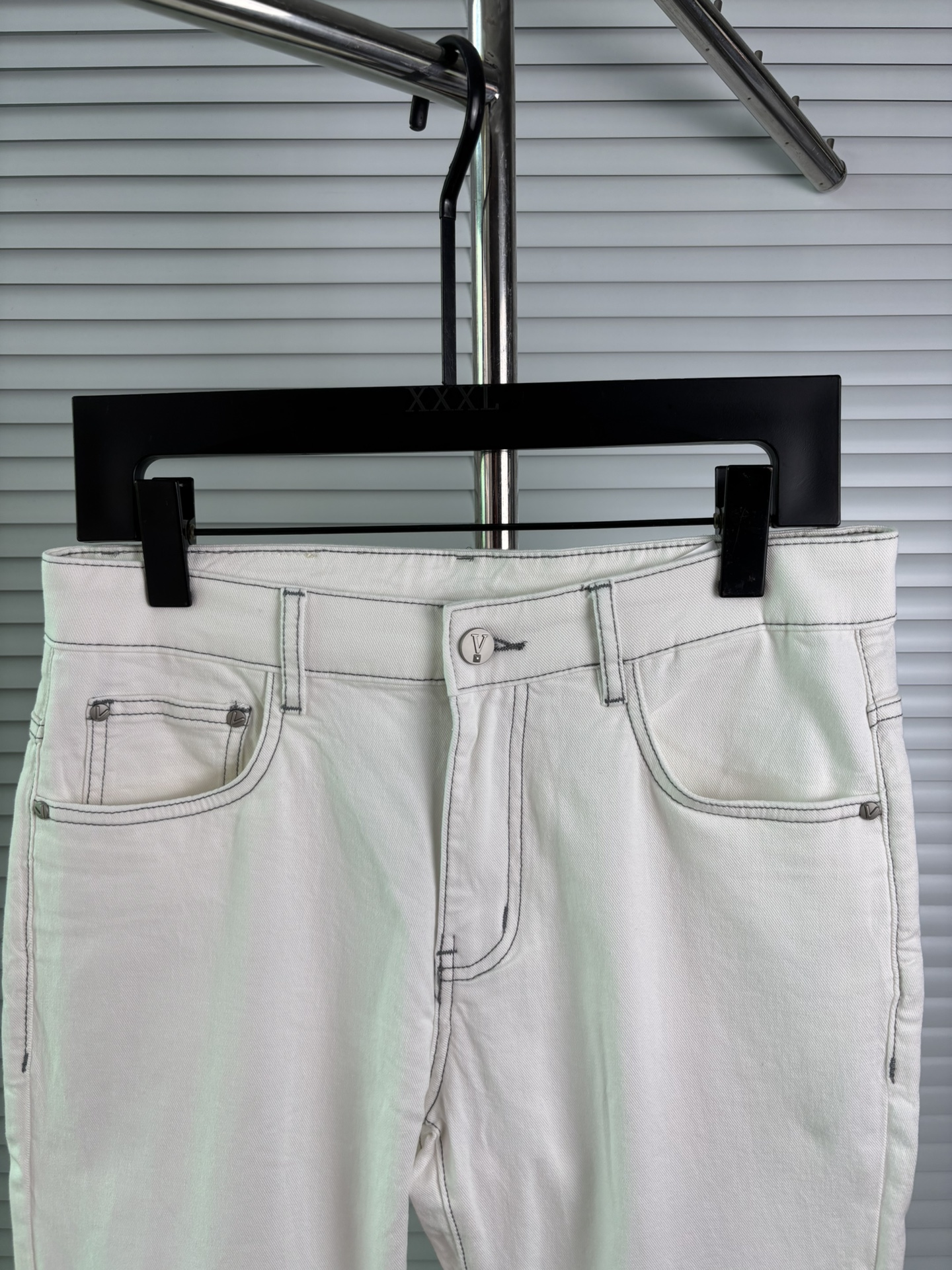 超级有范儿的一款牛仔裤，定制原版水洗牛仔面料，独特设计，顶级刺绣工艺字母图案logo，原版五金辅料装饰，