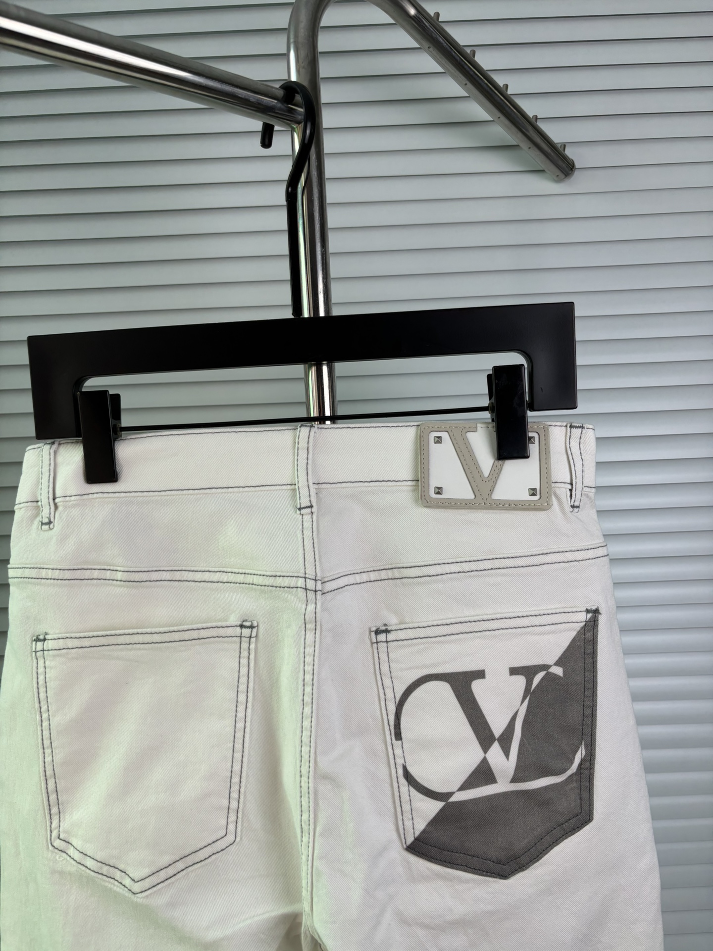 超级有范儿的一款牛仔裤，定制原版水洗牛仔面料，独特设计，顶级刺绣工艺字母图案logo，原版五金辅料装饰，