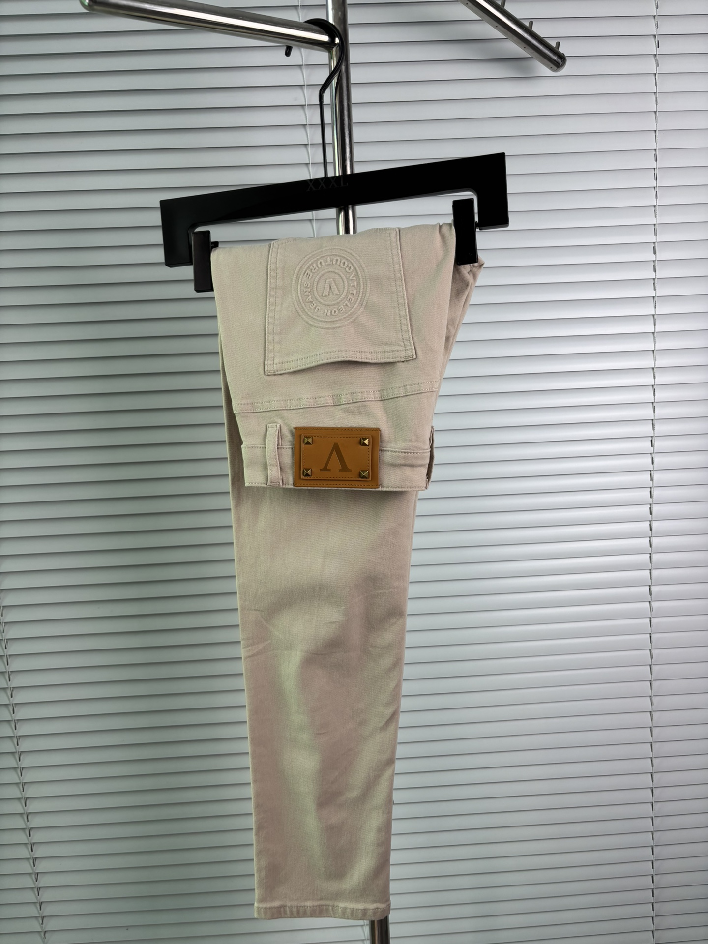 超级有范儿的一款牛仔裤，定制原版水洗牛仔面料，独特设计，顶级刺绣工艺字母图案logo，原版五金辅料装饰，