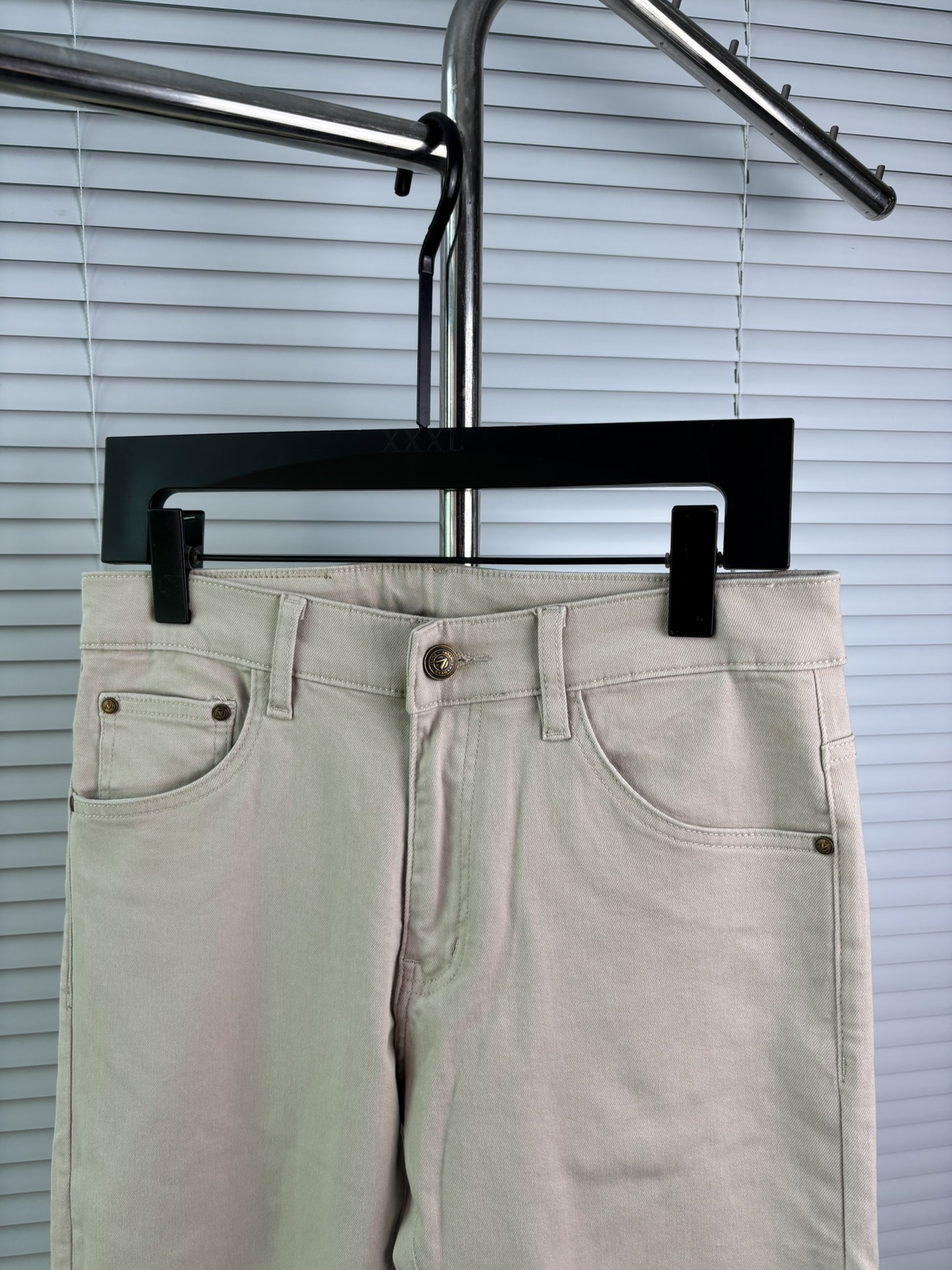 超级有范儿的一款牛仔裤，定制原版水洗牛仔面料，独特设计，顶级刺绣工艺字母图案logo，原版五金辅料装饰，