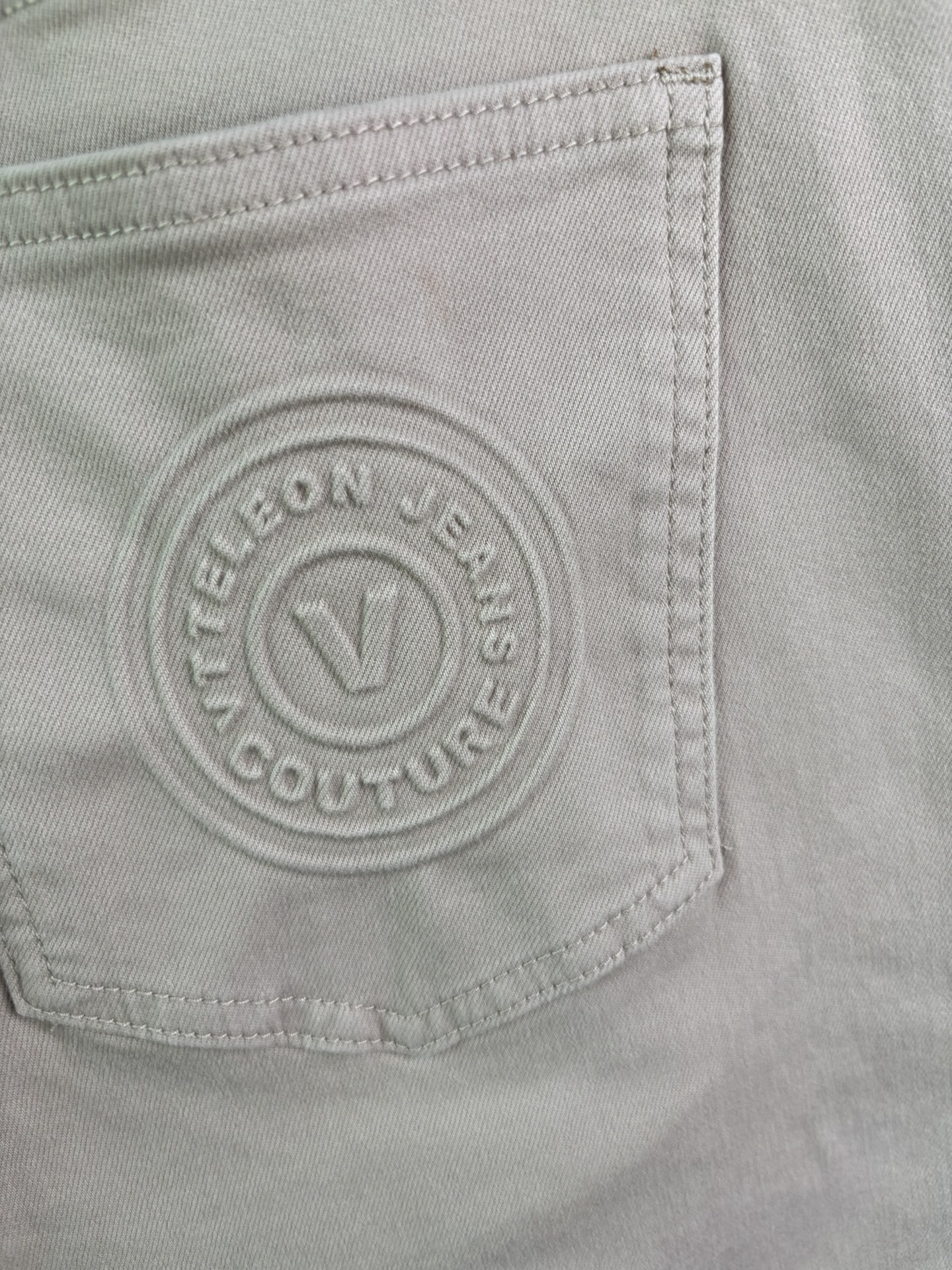 超级有范儿的一款牛仔裤，定制原版水洗牛仔面料，独特设计，顶级刺绣工艺字母图案logo，原版五金辅料装饰，