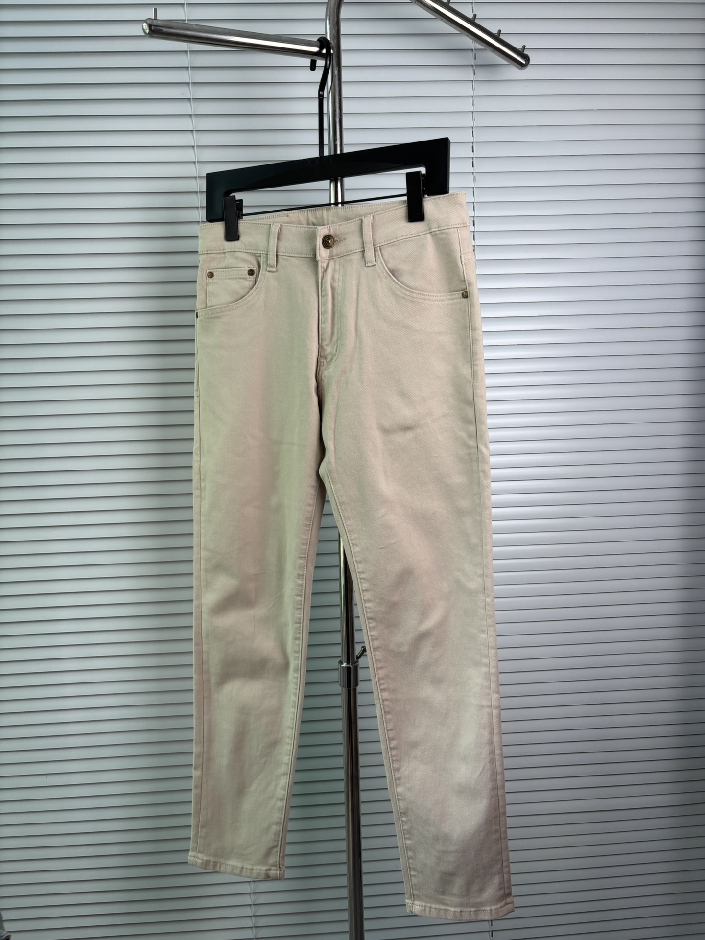 超级有范儿的一款牛仔裤，定制原版水洗牛仔面料，独特设计，顶级刺绣工艺字母图案logo，原版五金辅料装饰，