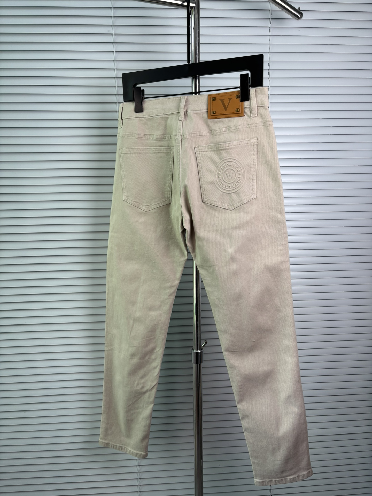 超级有范儿的一款牛仔裤，定制原版水洗牛仔面料，独特设计，顶级刺绣工艺字母图案logo，原版五金辅料装饰，