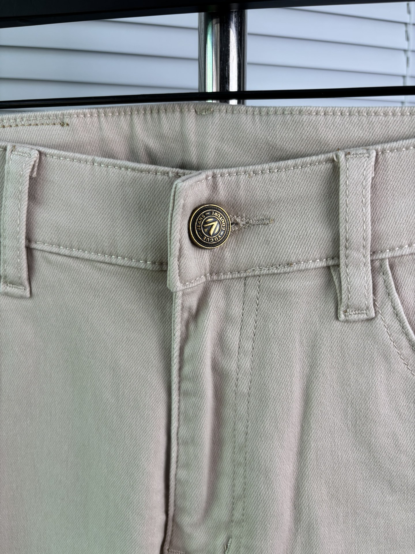 超级有范儿的一款牛仔裤，定制原版水洗牛仔面料，独特设计，顶级刺绣工艺字母图案logo，原版五金辅料装饰，