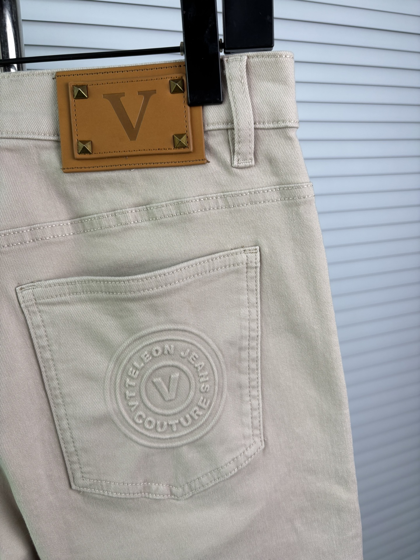 超级有范儿的一款牛仔裤，定制原版水洗牛仔面料，独特设计，顶级刺绣工艺字母图案logo，原版五金辅料装饰，