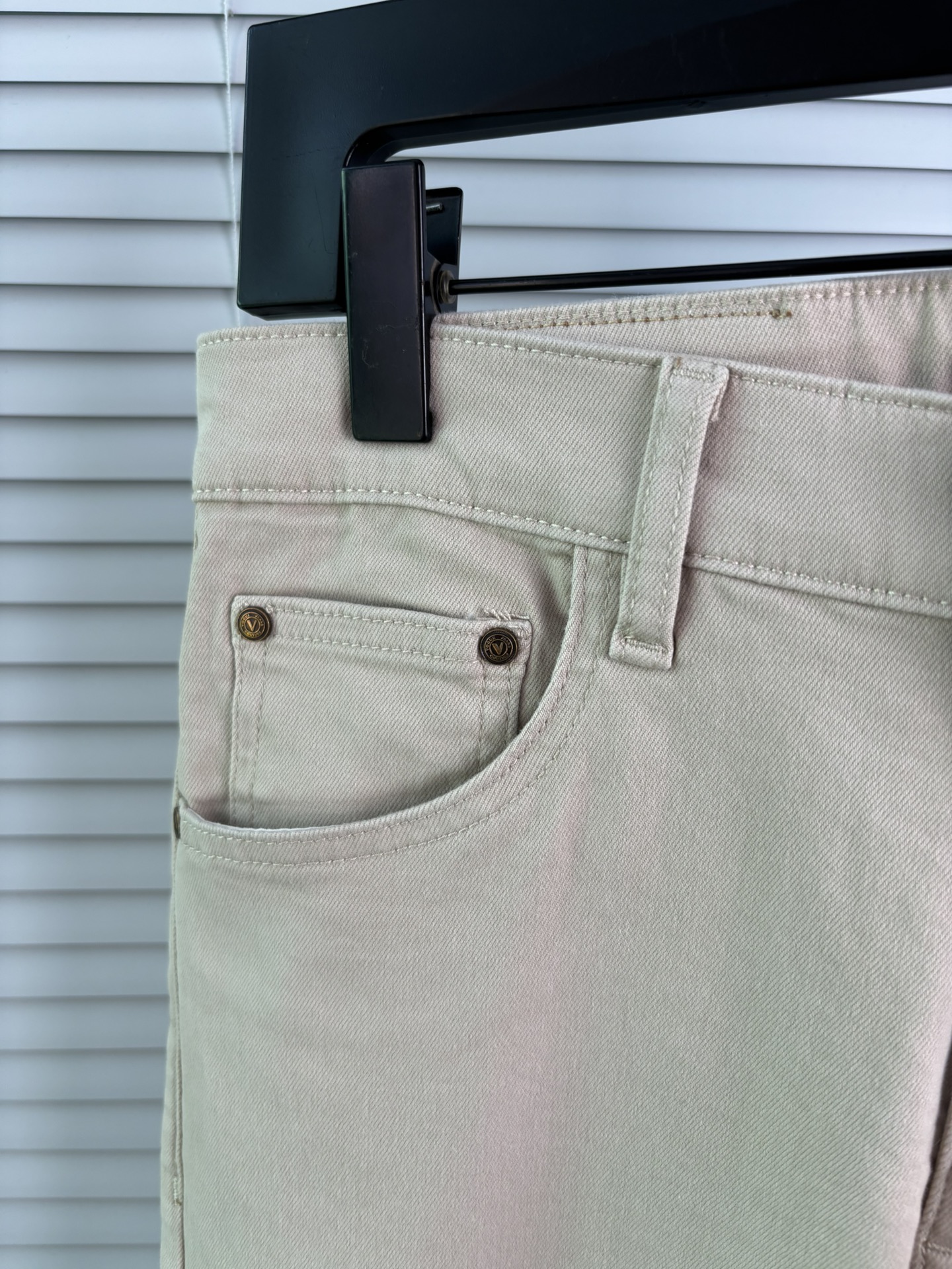 超级有范儿的一款牛仔裤，定制原版水洗牛仔面料，独特设计，顶级刺绣工艺字母图案logo，原版五金辅料装饰，