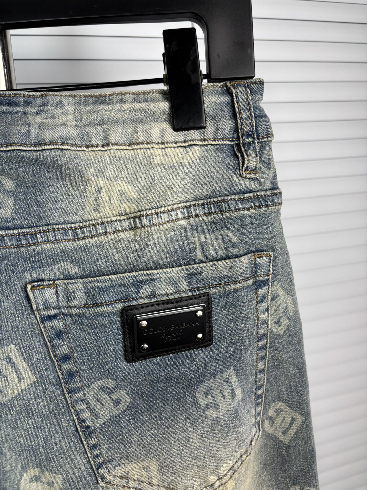 超级有范儿的一款牛仔裤，定制原版水洗牛仔面料，独特设计，顶级刺绣工艺字母图案logo，原版五金辅料装饰，