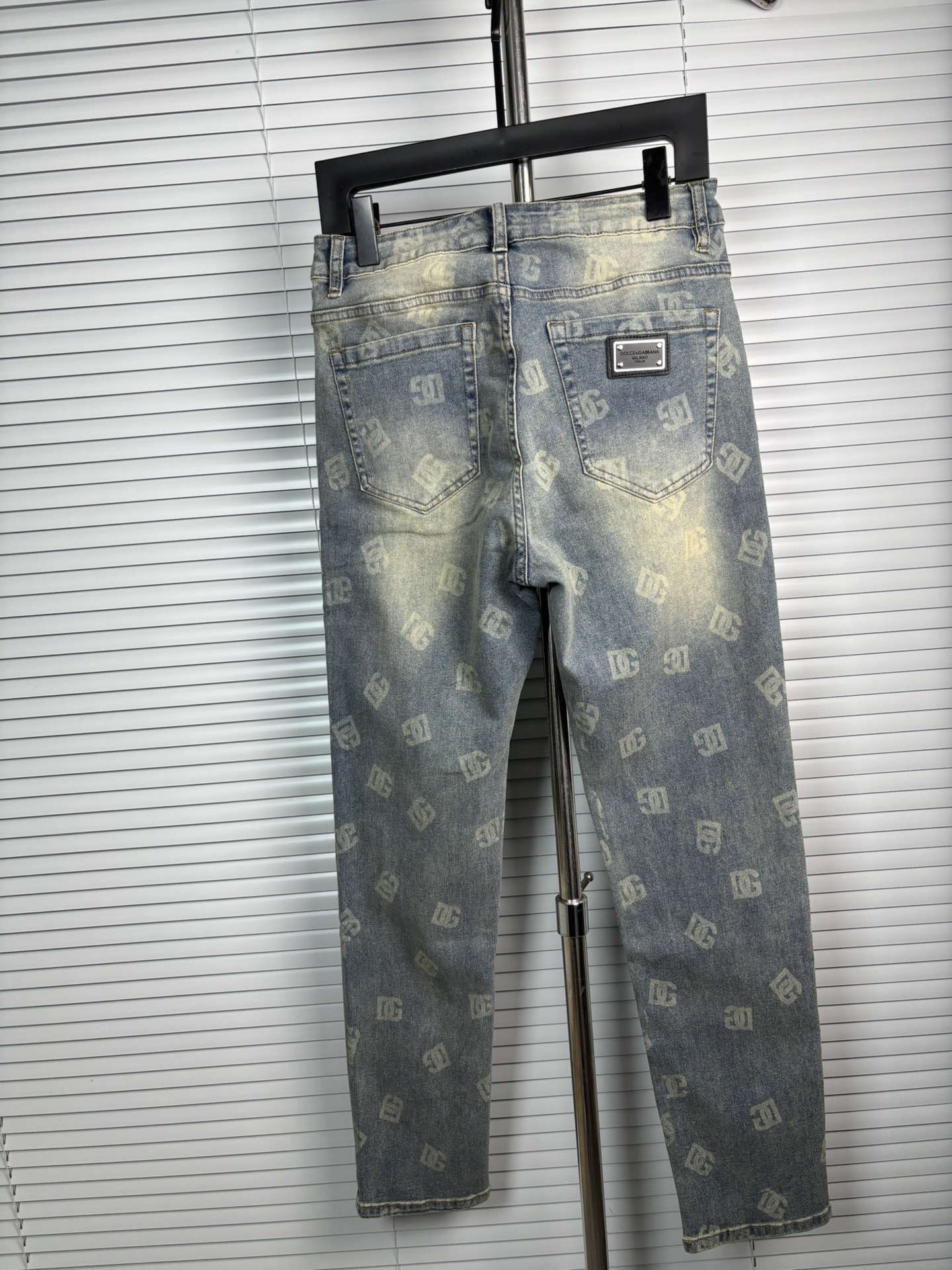 超级有范儿的一款牛仔裤，定制原版水洗牛仔面料，独特设计，顶级刺绣工艺字母图案logo，原版五金辅料装饰，