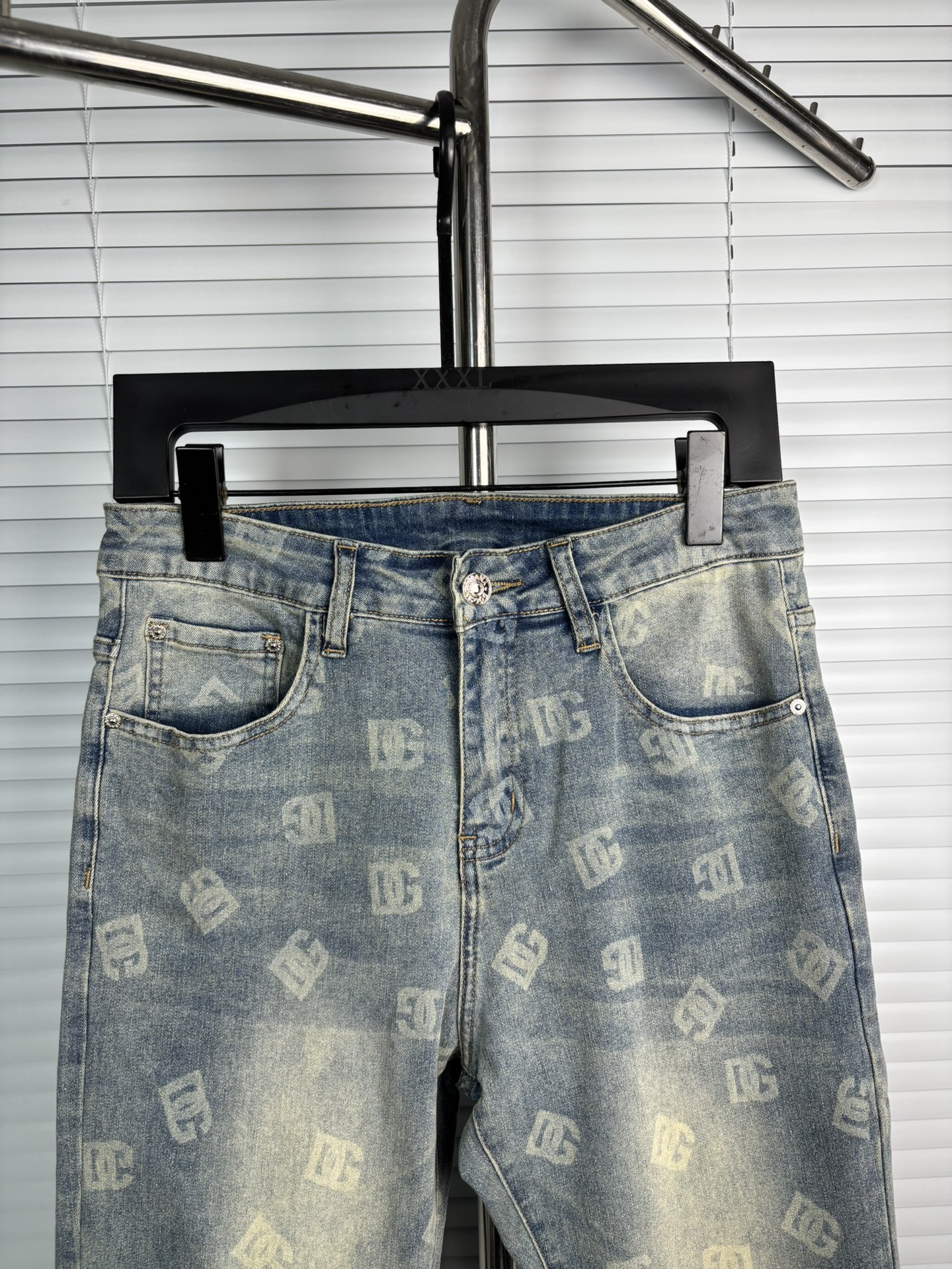 超级有范儿的一款牛仔裤，定制原版水洗牛仔面料，独特设计，顶级刺绣工艺字母图案logo，原版五金辅料装饰，