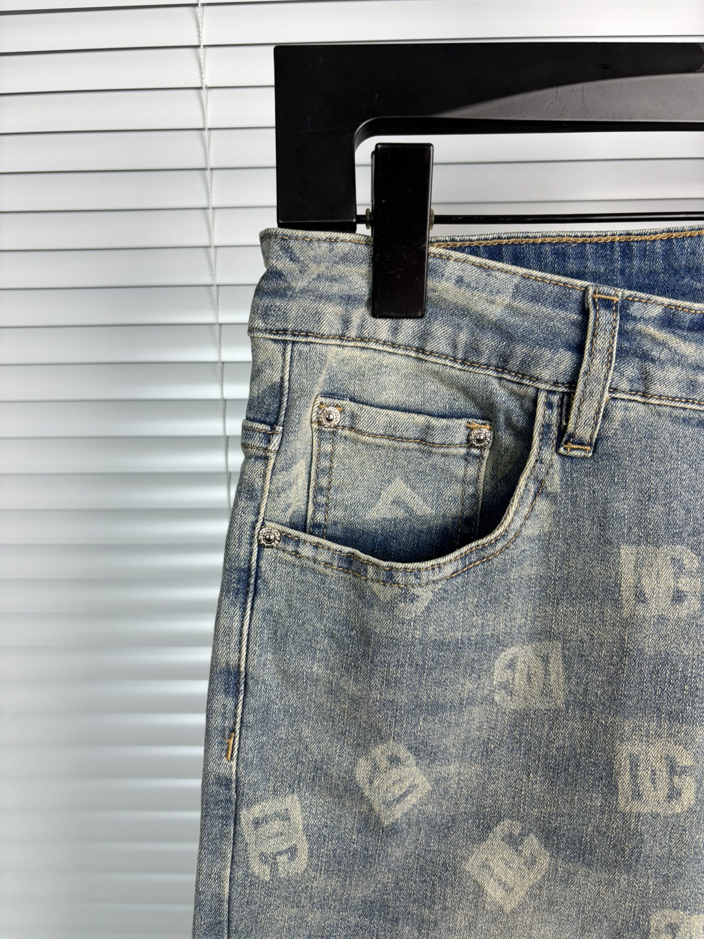 超级有范儿的一款牛仔裤，定制原版水洗牛仔面料，独特设计，顶级刺绣工艺字母图案logo，原版五金辅料装饰，
