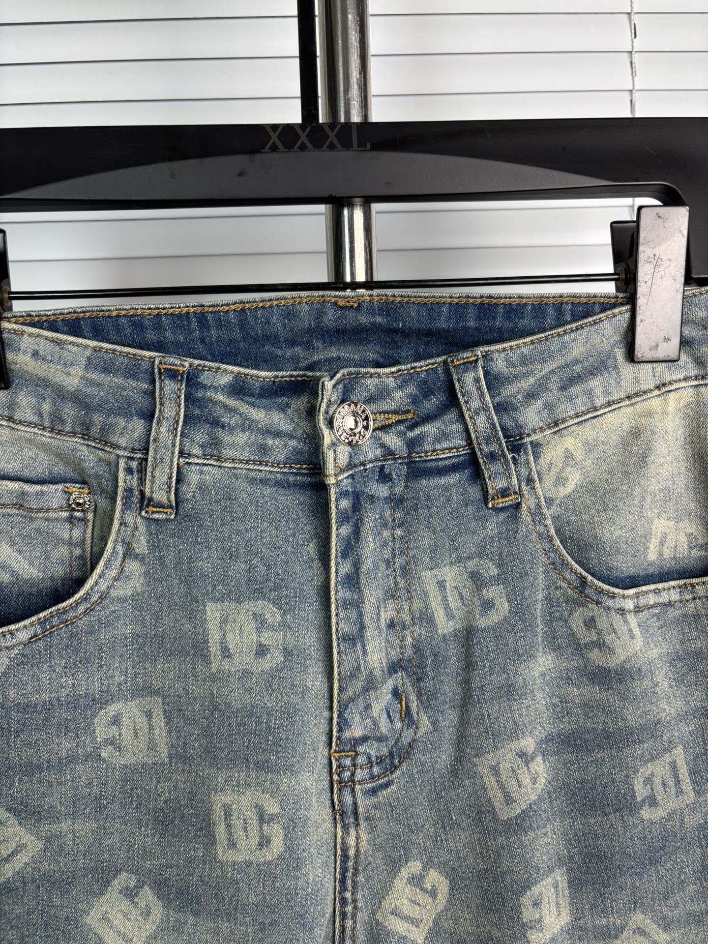 超级有范儿的一款牛仔裤，定制原版水洗牛仔面料，独特设计，顶级刺绣工艺字母图案logo，原版五金辅料装饰，