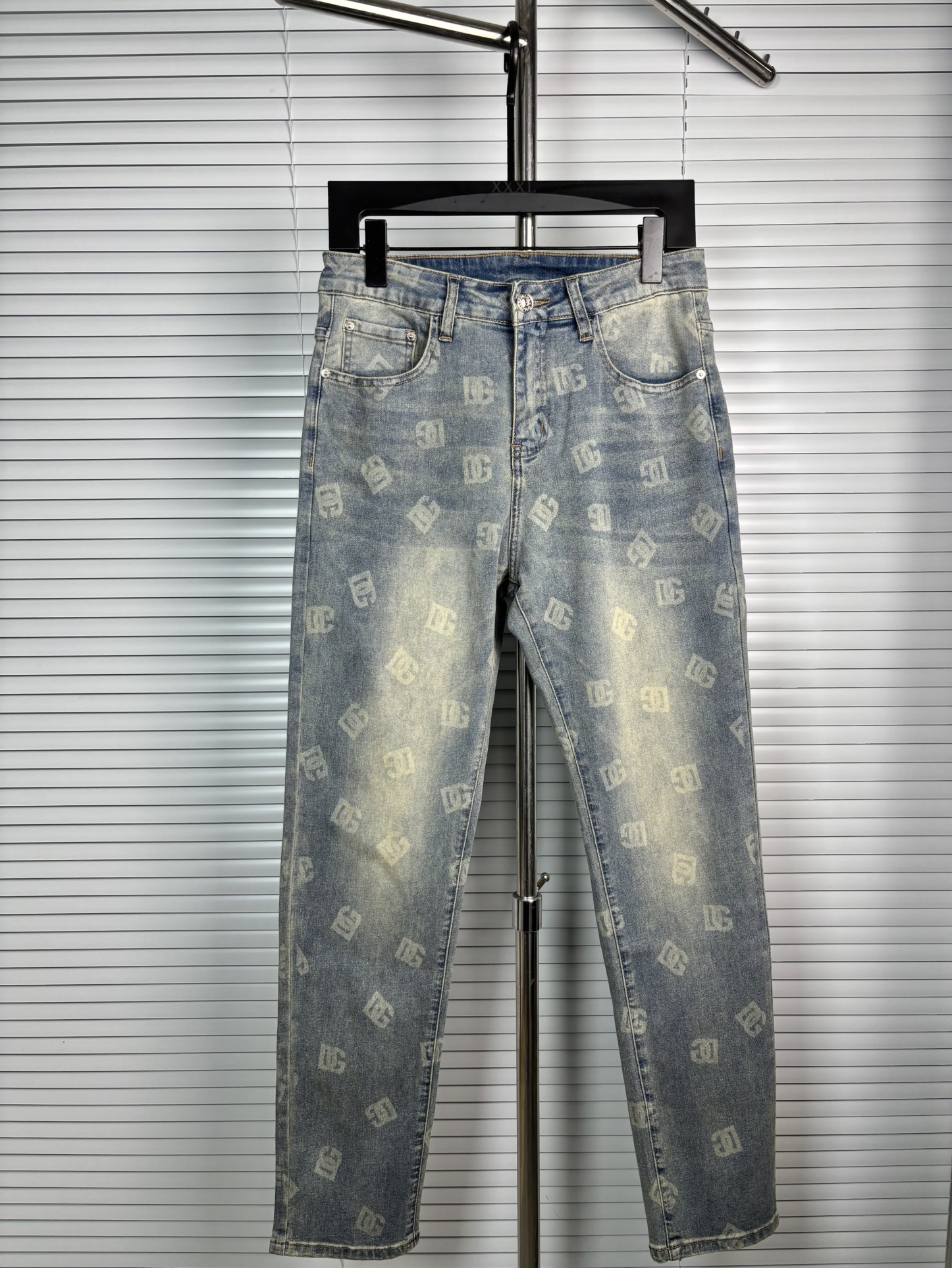 超级有范儿的一款牛仔裤，定制原版水洗牛仔面料，独特设计，顶级刺绣工艺字母图案logo，原版五金辅料装饰，
