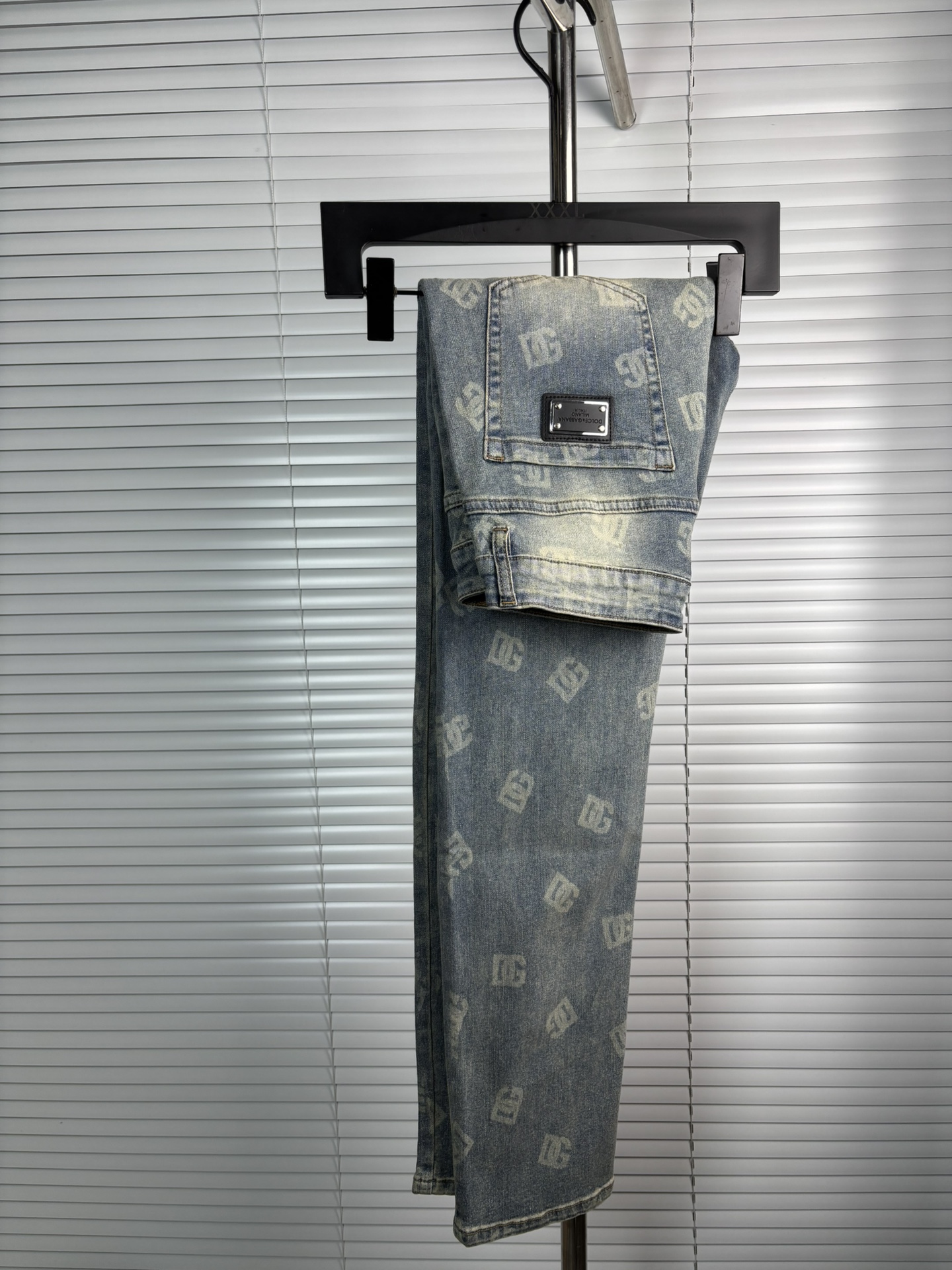 超级有范儿的一款牛仔裤，定制原版水洗牛仔面料，独特设计，顶级刺绣工艺字母图案logo，原版五金辅料装饰，