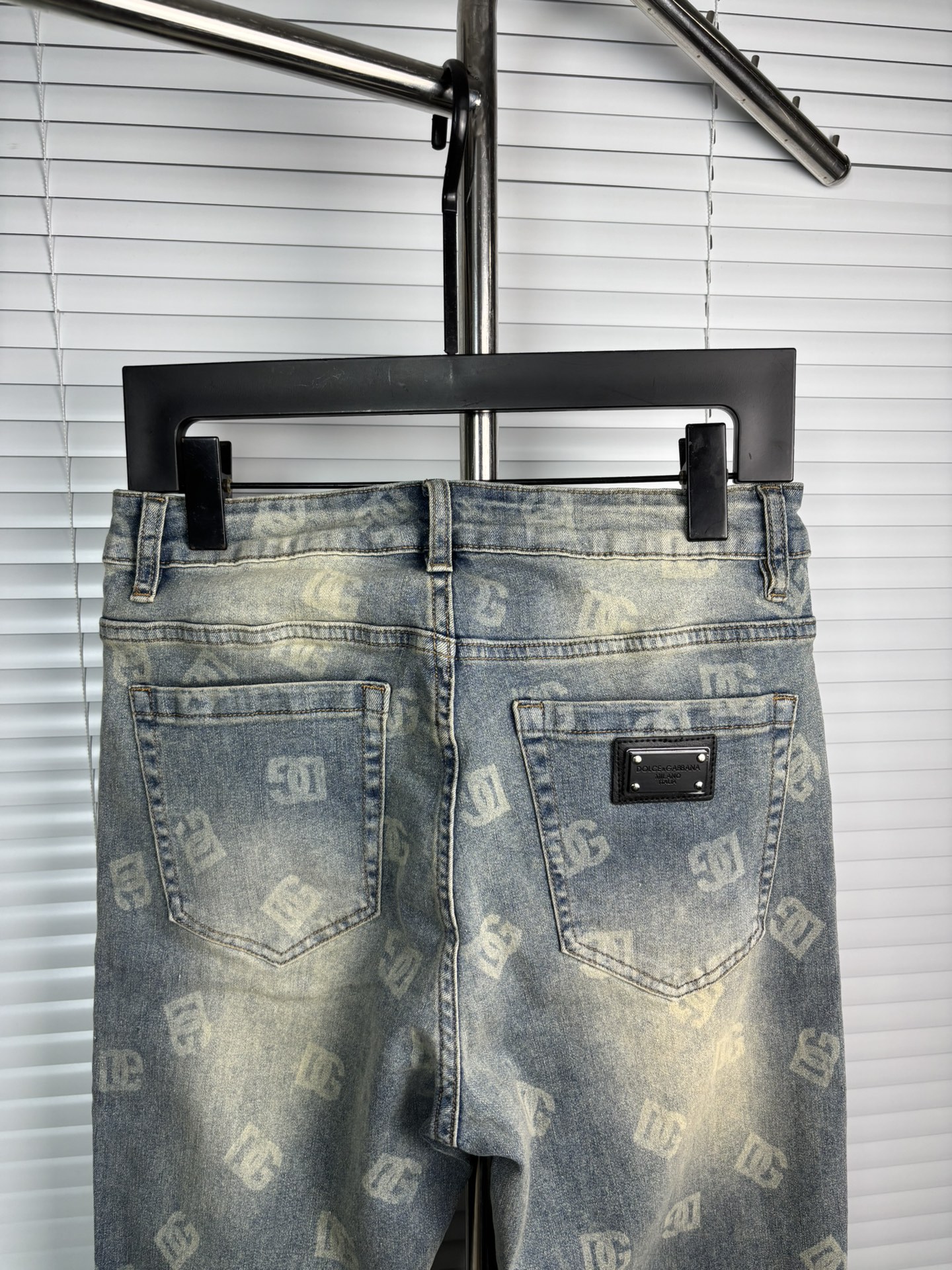 超级有范儿的一款牛仔裤，定制原版水洗牛仔面料，独特设计，顶级刺绣工艺字母图案logo，原版五金辅料装饰，