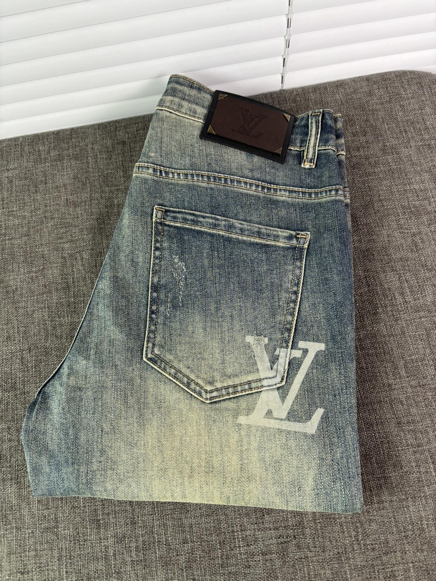 NO:564304,LV is a super stylish pair of jeans, customized with original washed denim fabric, unique design, top-notch embroidered letter pattern logo, and original hardware accessories decoration. It is an extremely outstanding pair of jeans. The materials and craftsmanship are extremely luxurious and exquisite, extremely high-grade, and the upper body is handsome and stylish. Recommended, 29-38 no 35; 37, Louis Vuitton, Jeans, Alexander Wang19860909LV 超级有范儿的一款牛仔裤,定制原版水洗牛仔面料,独特设计,顶级刺绣工艺字母图案logo,原版五金辅料装饰,极为翘楚的一款牛仔裤,用料与工艺都极致奢华精湛,档次极高,上身帅气有型,推荐,29-38没35；37,,louis vuitton,jeans,alexander wang,Men's clothing