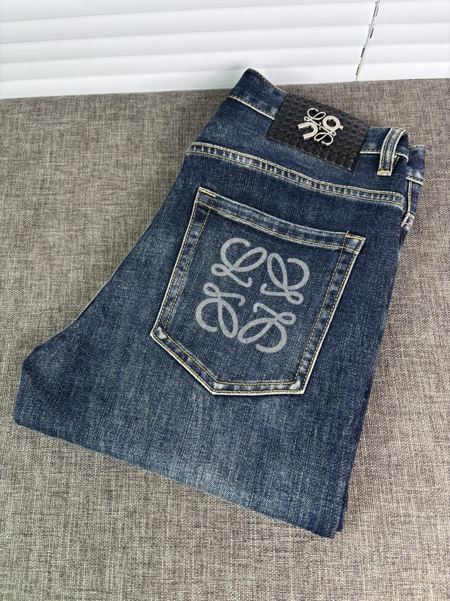 NO:564291,Loewe is a super stylish pair of jeans, customized with original washed denim fabric, unique design, top-notch embroidered letter pattern logo, original hardware accessories decoration, an extremely outstanding pair of jeans, the materials and craftsmanship are extremely luxurious and exquisite, extremely high-grade, handsome and stylish upper body, recommended, 29-38 no 35; 37,,loewe,jeans,alexander wang19860909罗意威 超级有范儿的一款牛仔裤,定制原版水洗牛仔面料,独特设计,顶级刺绣工艺字母图案logo,原版五金辅料装饰,极为翘楚的一款牛仔裤,用料与工艺都极致奢华精湛,档次极高,上身帅气有型,推荐,29-38没35；37,,loewe,jeans,alexander wang,Men's clothing