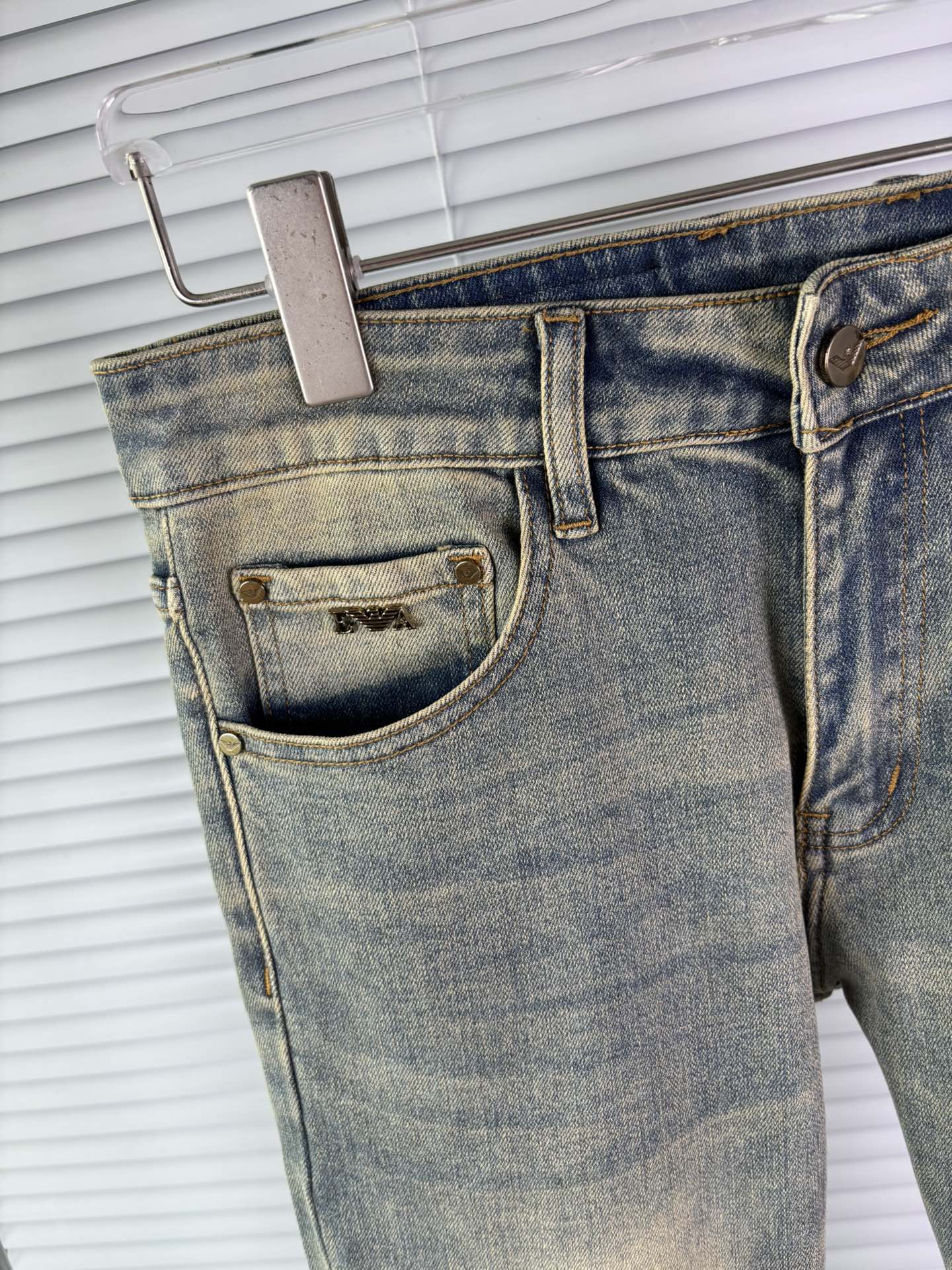 超级有范儿的一款牛仔裤，定制原版水洗牛仔面料，独特设计，顶级刺绣工艺字母图案logo，原版五金辅料装饰，