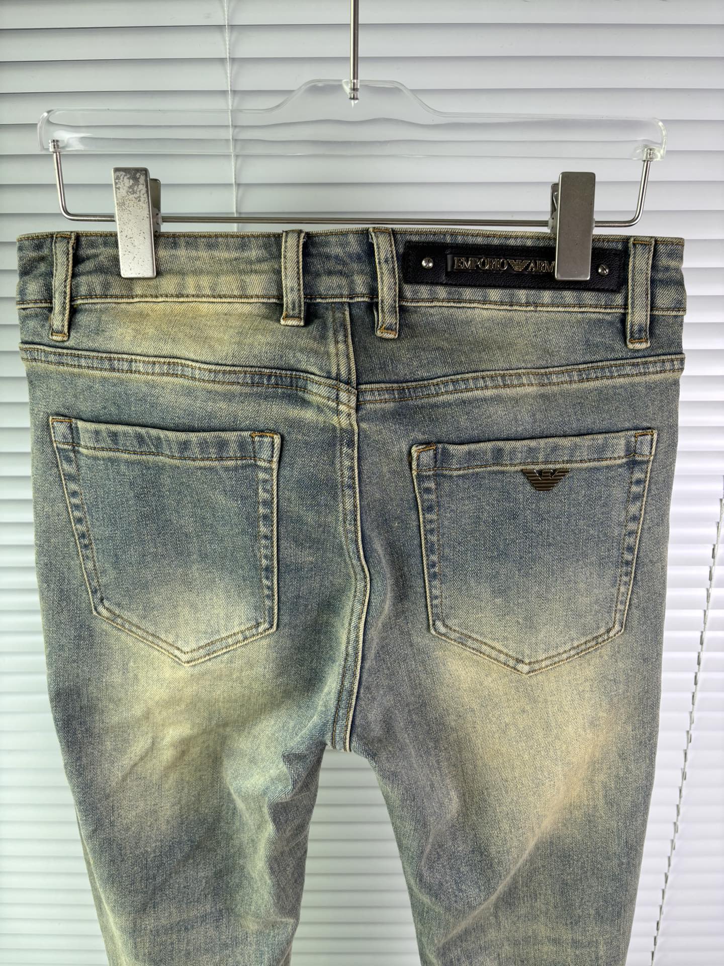 超级有范儿的一款牛仔裤，定制原版水洗牛仔面料，独特设计，顶级刺绣工艺字母图案logo，原版五金辅料装饰，