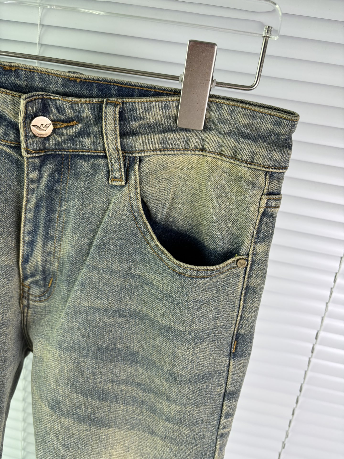 超级有范儿的一款牛仔裤，定制原版水洗牛仔面料，独特设计，顶级刺绣工艺字母图案logo，原版五金辅料装饰，