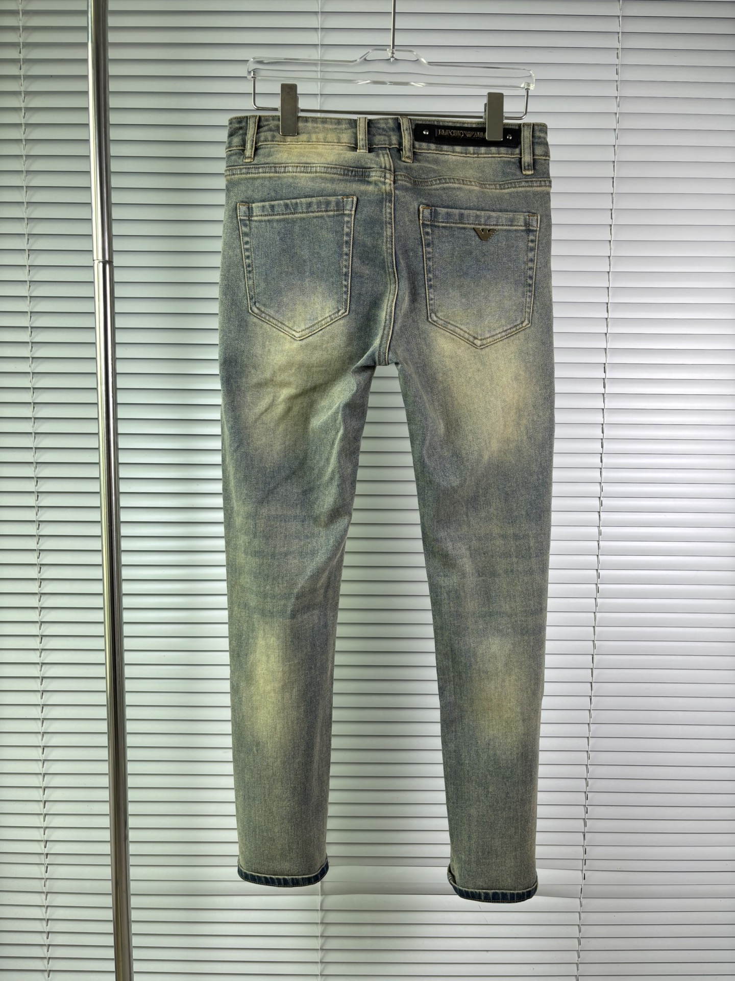 超级有范儿的一款牛仔裤，定制原版水洗牛仔面料，独特设计，顶级刺绣工艺字母图案logo，原版五金辅料装饰，