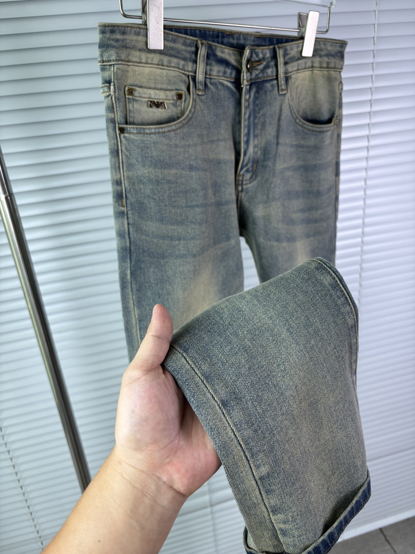 超级有范儿的一款牛仔裤，定制原版水洗牛仔面料，独特设计，顶级刺绣工艺字母图案logo，原版五金辅料装饰，