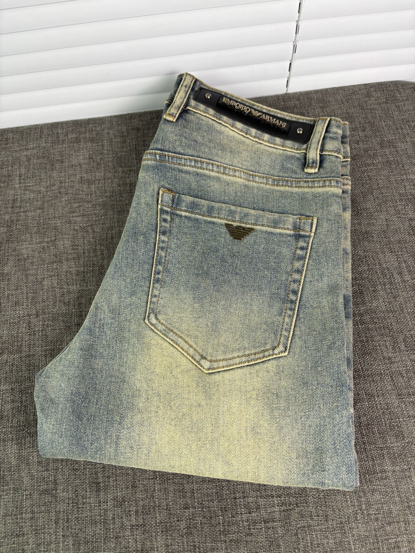 NO:564298,Armani is a super stylish pair of jeans, customized with original washed denim fabrics, unique design, top-notch embroidered letter pattern logo, and original hardware accessories decoration. It is an extremely outstanding pair of jeans. The materials and craftsmanship are extremely luxurious and exquisite. The grade is extremely high. The upper body is handsome and stylish. Recommended, 29-38 No. 35; 37,,armani,jeans,alexander wang19860909阿玛尼 超级有范儿的一款牛仔裤,定制原版水洗牛仔面料,独特设计,顶级刺绣工艺字母图案logo,原版五金辅料装饰,极为翘楚的一款牛仔裤,用料与工艺都极致奢华精湛,档次极高,上身帅气有型,推荐,29-38没35；37,,armani,jeans,alexander wang,Men's clothing