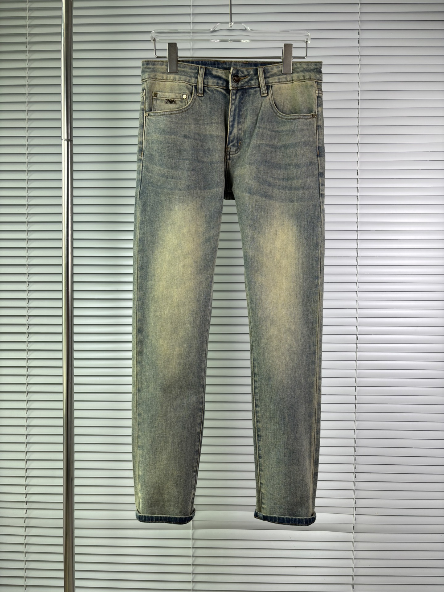 超级有范儿的一款牛仔裤，定制原版水洗牛仔面料，独特设计，顶级刺绣工艺字母图案logo，原版五金辅料装饰，