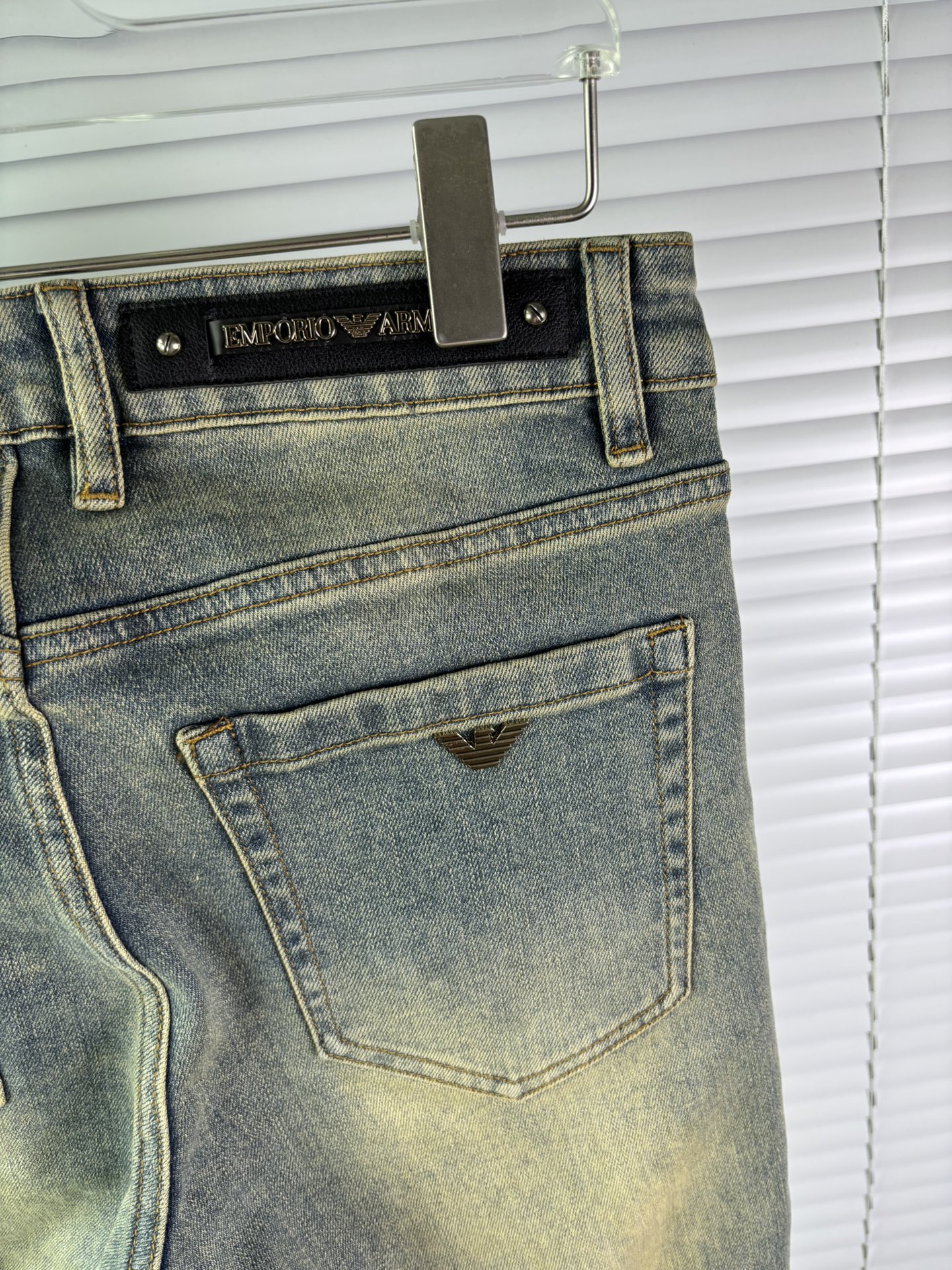 超级有范儿的一款牛仔裤，定制原版水洗牛仔面料，独特设计，顶级刺绣工艺字母图案logo，原版五金辅料装饰，