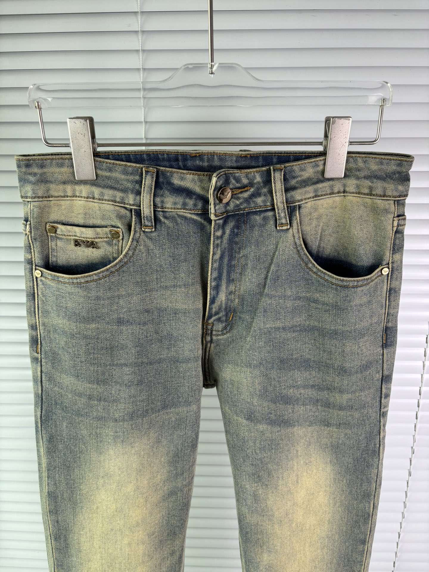 超级有范儿的一款牛仔裤，定制原版水洗牛仔面料，独特设计，顶级刺绣工艺字母图案logo，原版五金辅料装饰，