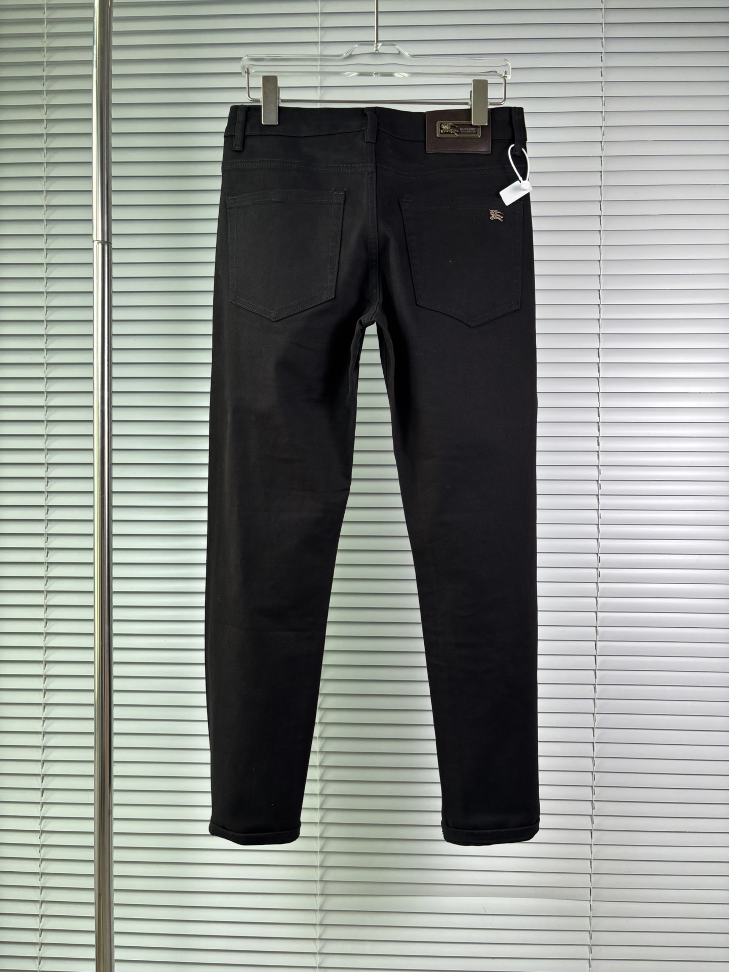 超级有范儿的一款牛仔裤，定制原版水洗牛仔面料，独特设计，顶级刺绣工艺字母图案logo，原版五金辅料装饰，