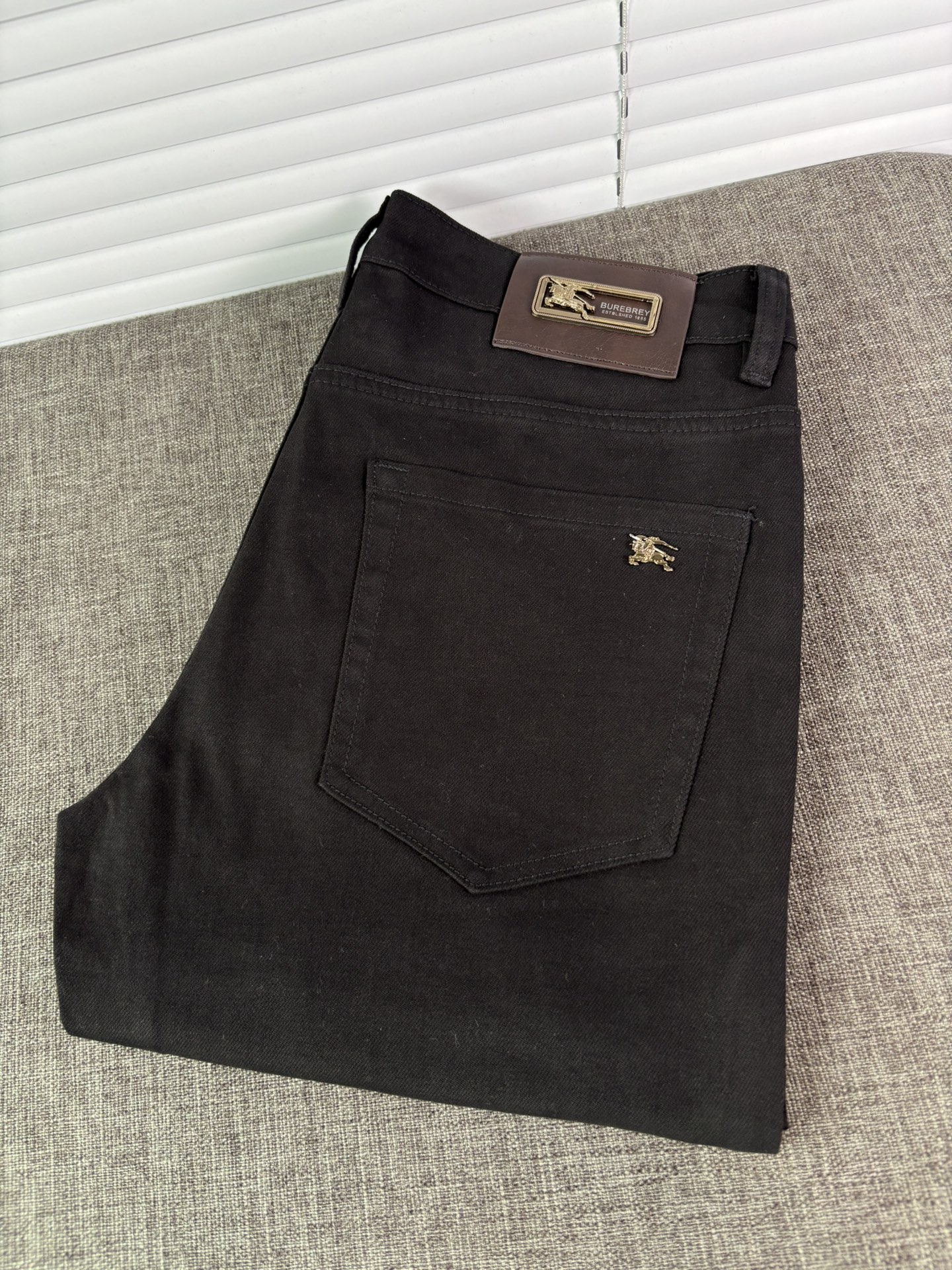 NO:564284,Burberry is a super stylish pair of jeans, customized with original washed denim fabric, unique design, top-notch embroidered letter pattern logo, and original hardware accessories. It is an extremely outstanding pair of jeans. The materials and craftsmanship are extremely luxurious and exquisite. The grade is extremely high. The upper body is handsome and stylish. Recommended, 29-38 no 35; 37,, burberry, jeans, alexander wang19860909巴宝莉 超级有范儿的一款牛仔裤,定制原版水洗牛仔面料,独特设计,顶级刺绣工艺字母图案logo,原版五金辅料装饰,极为翘楚的一款牛仔裤,用料与工艺都极致奢华精湛,档次极高,上身帅气有型,推荐,29-38没35；37,,burberry,jeans,alexander wang,Men's clothing