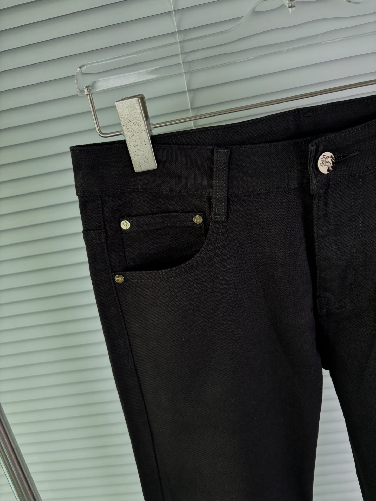 超级有范儿的一款牛仔裤，定制原版水洗牛仔面料，独特设计，顶级刺绣工艺字母图案logo，原版五金辅料装饰，