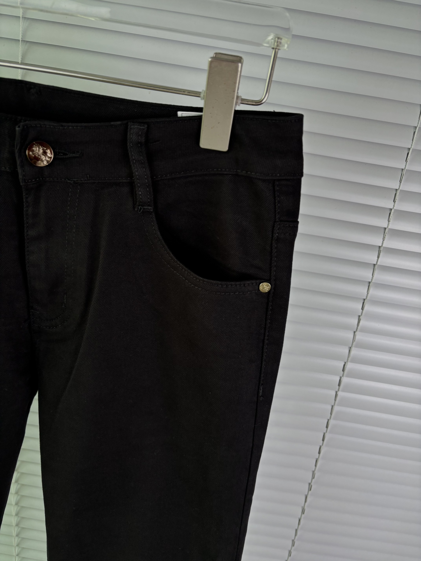 超级有范儿的一款牛仔裤，定制原版水洗牛仔面料，独特设计，顶级刺绣工艺字母图案logo，原版五金辅料装饰，