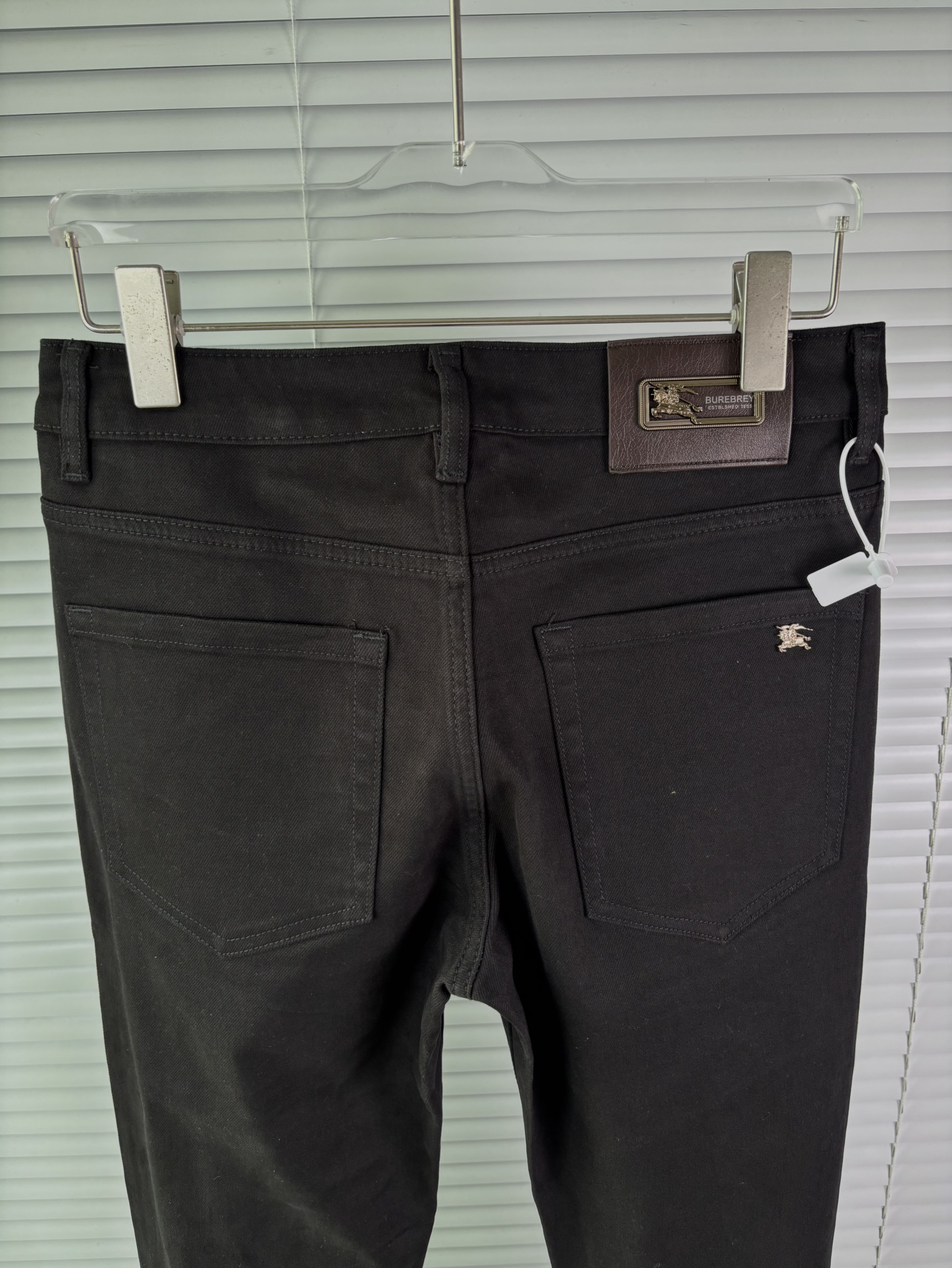 超级有范儿的一款牛仔裤，定制原版水洗牛仔面料，独特设计，顶级刺绣工艺字母图案logo，原版五金辅料装饰，