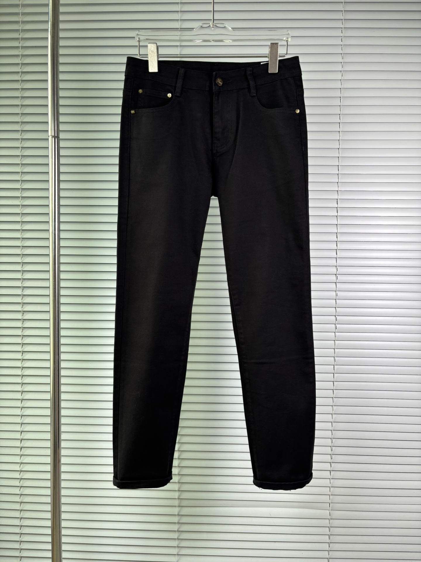 超级有范儿的一款牛仔裤，定制原版水洗牛仔面料，独特设计，顶级刺绣工艺字母图案logo，原版五金辅料装饰，