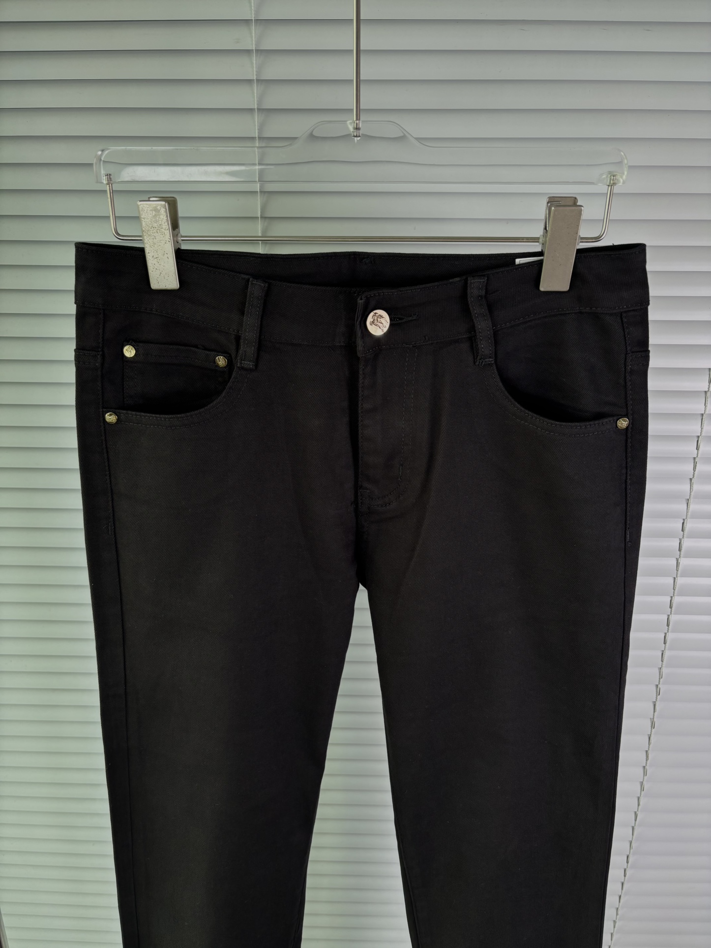 超级有范儿的一款牛仔裤，定制原版水洗牛仔面料，独特设计，顶级刺绣工艺字母图案logo，原版五金辅料装饰，