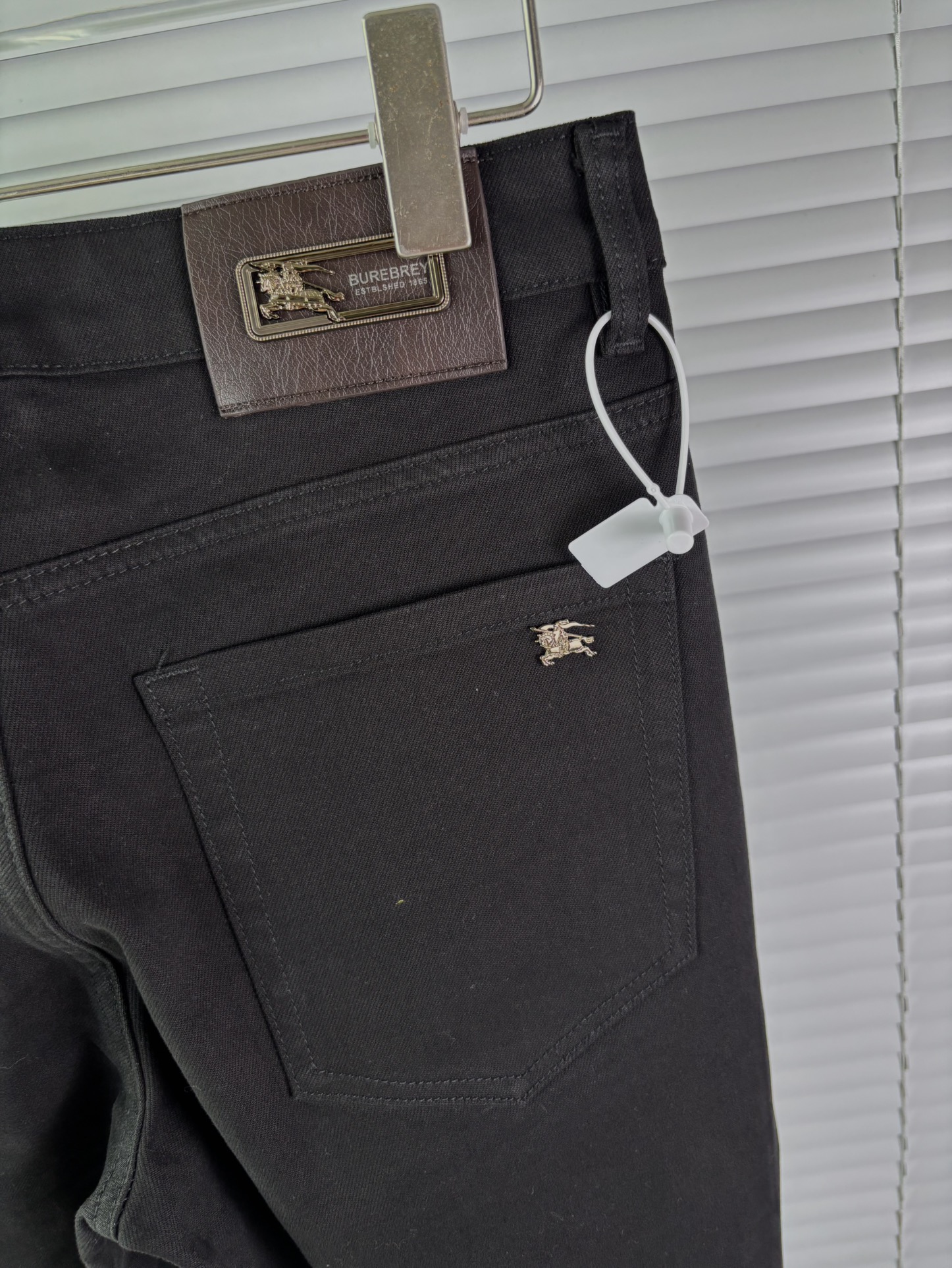 超级有范儿的一款牛仔裤，定制原版水洗牛仔面料，独特设计，顶级刺绣工艺字母图案logo，原版五金辅料装饰，