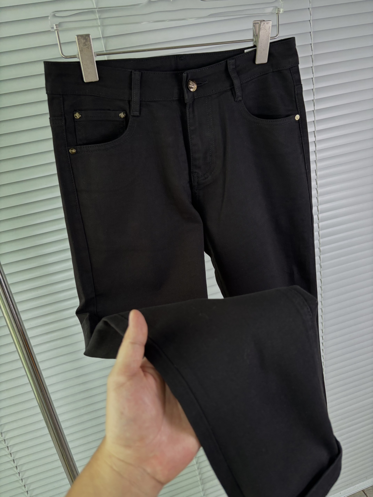 超级有范儿的一款牛仔裤，定制原版水洗牛仔面料，独特设计，顶级刺绣工艺字母图案logo，原版五金辅料装饰，