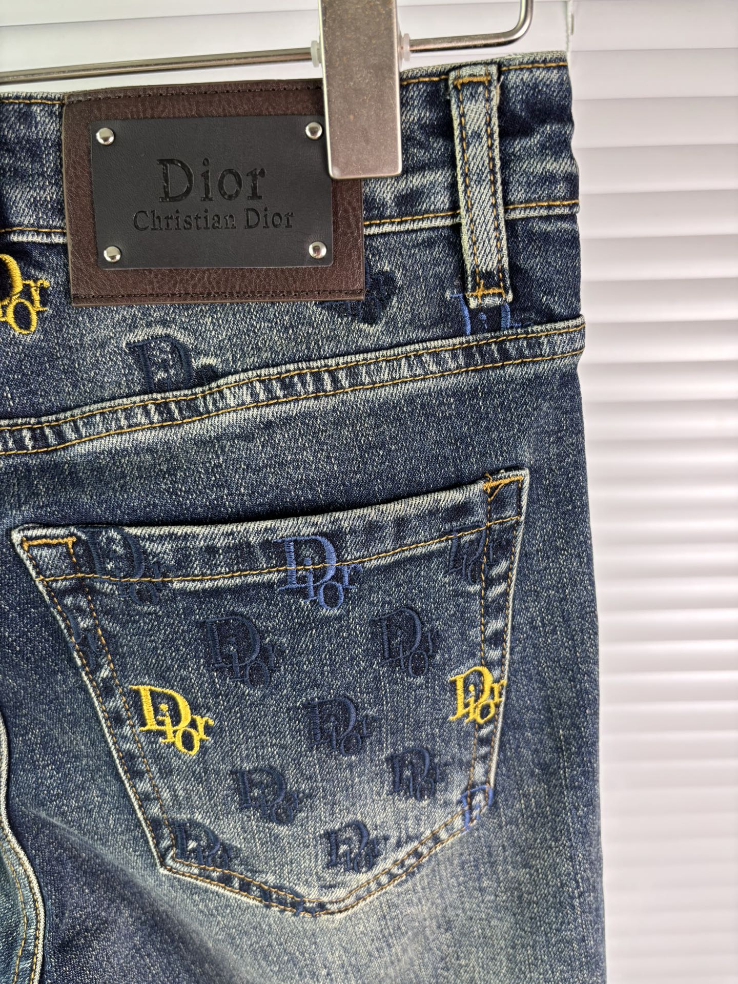 超级有范儿的一款牛仔裤，定制原版水洗牛仔面料，独特设计，顶级刺绣工艺字母图案logo，原版五金辅料装饰，