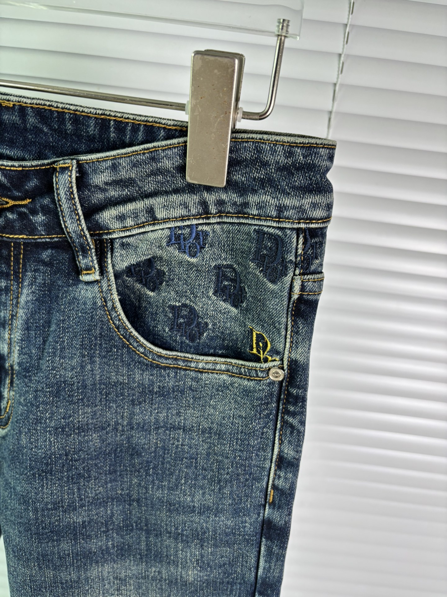超级有范儿的一款牛仔裤，定制原版水洗牛仔面料，独特设计，顶级刺绣工艺字母图案logo，原版五金辅料装饰，