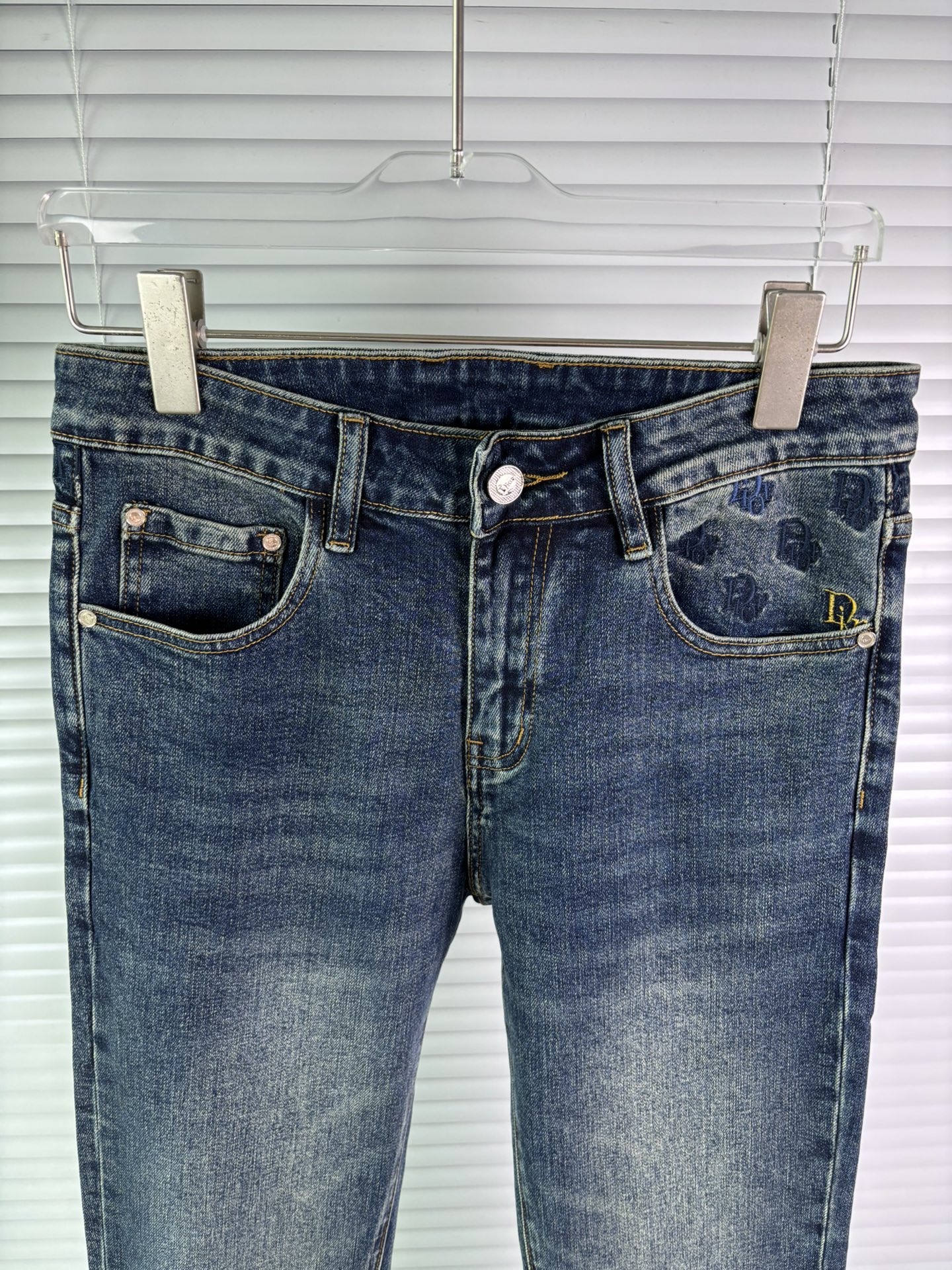 超级有范儿的一款牛仔裤，定制原版水洗牛仔面料，独特设计，顶级刺绣工艺字母图案logo，原版五金辅料装饰，